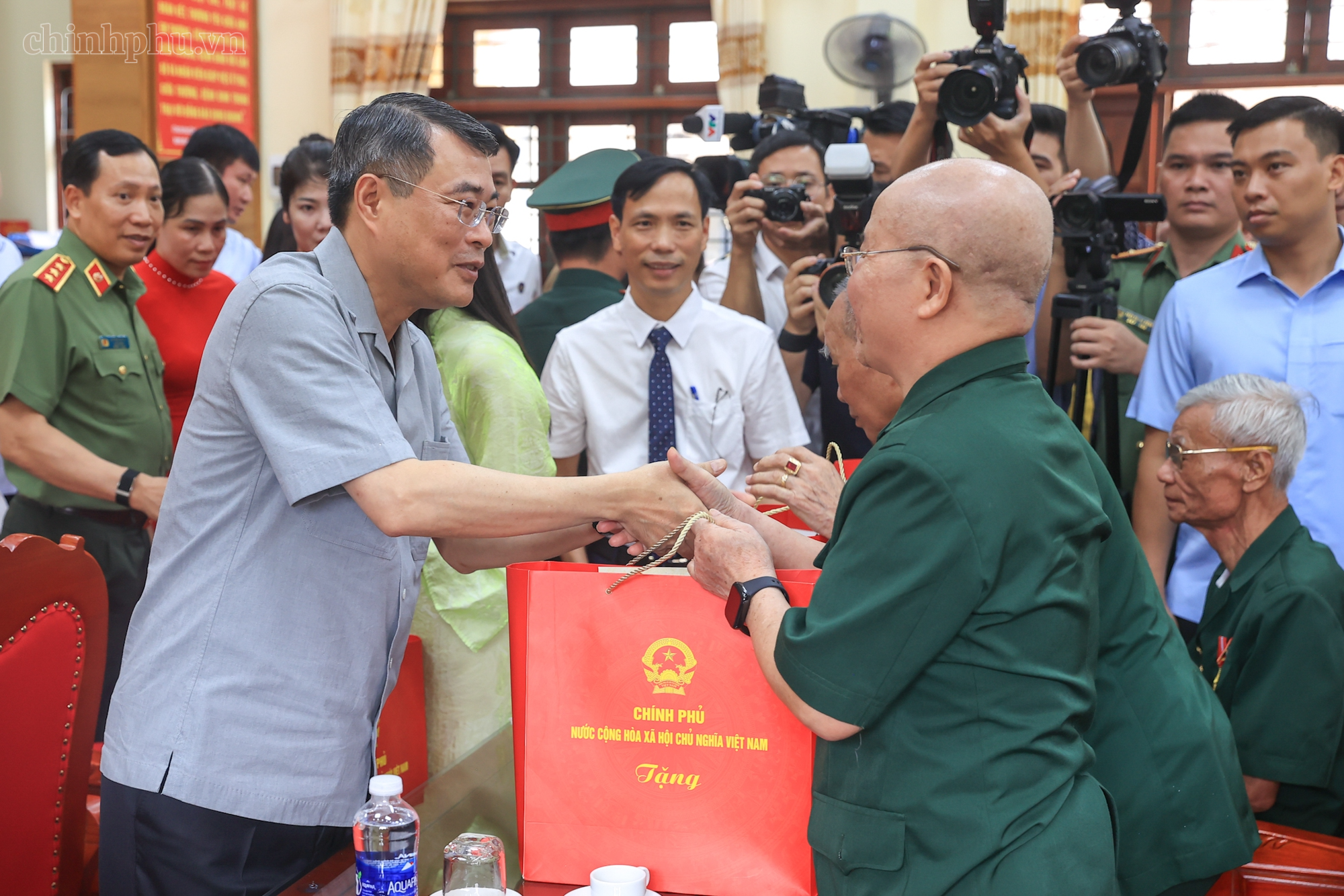 Thủ tướng xúc động tới thăm thương binh, người có công tại Ninh Bình - Ảnh 2.