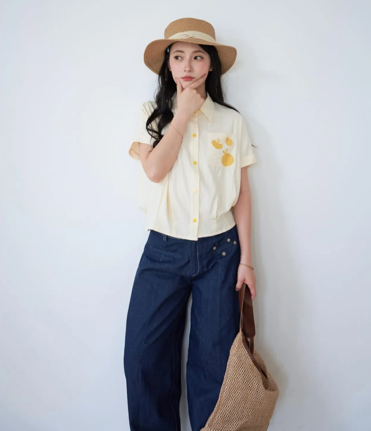 Phối đồ tối giản với &aacute;o sơ mi, &aacute;o blouse v&agrave; quần jeans xanh- Ảnh 2.