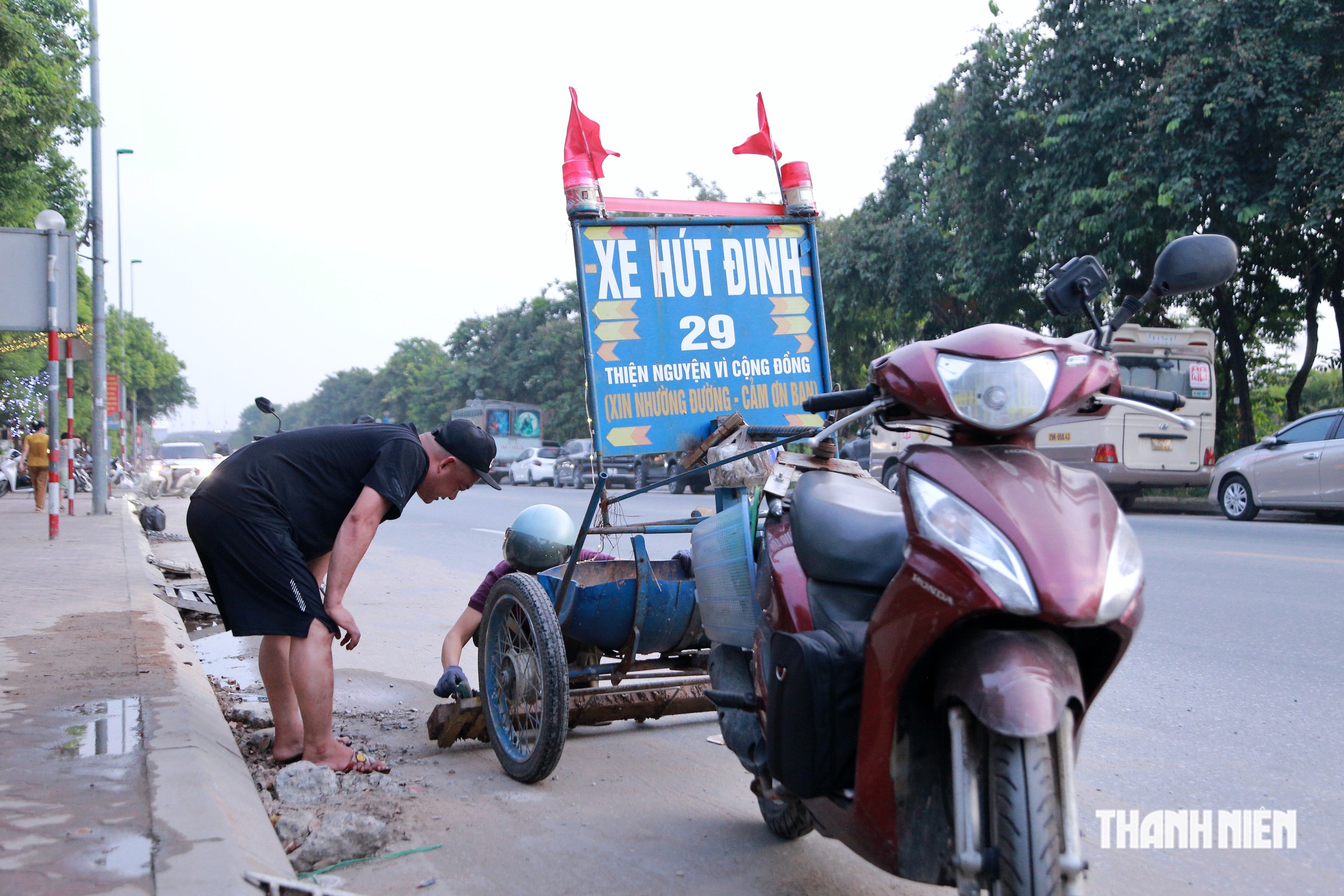 Người phụ nữ h&uacute;t đinh dọc đường: 'Người ta bảo t&ocirc;i kh&ocirc;ng b&igrave;nh thường'- Ảnh 6.