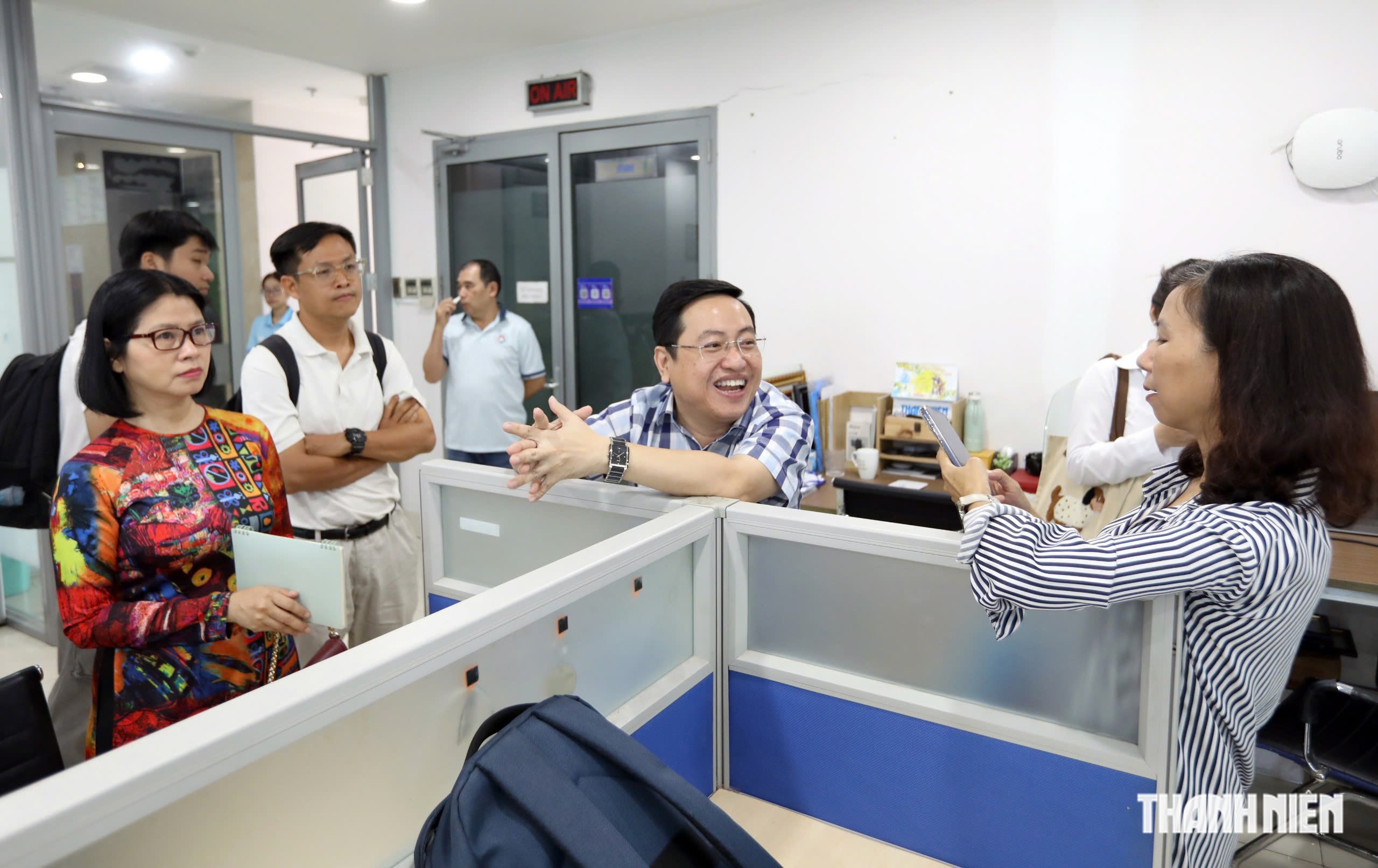 Giảng viên, học viên cao học kiến tập về kinh tế báo chí tại Báo Thanh Niên - Ảnh 7.