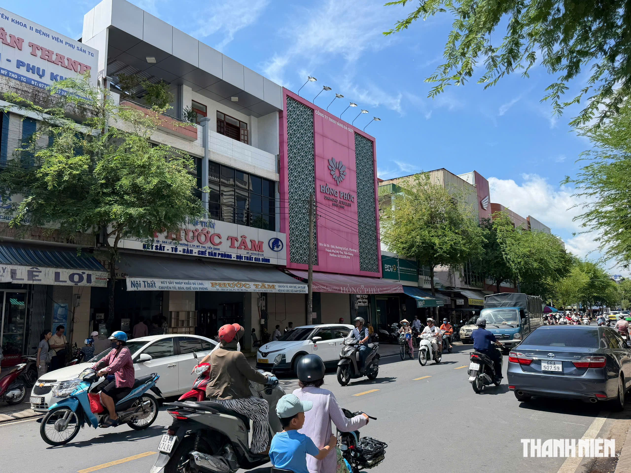 Tiệm vàng ở Mỹ Tho tạm ngưng hoạt động, nhiều khách hàng kéo đến tìm hiểu- Ảnh 1.
