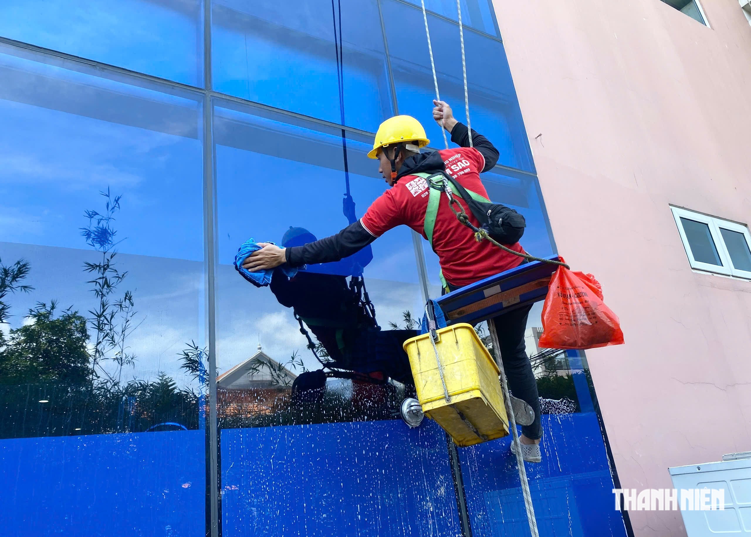 Lau kính nhà cao tầng: Nghề đặc biệt của những 'người nhện'- Ảnh 1.