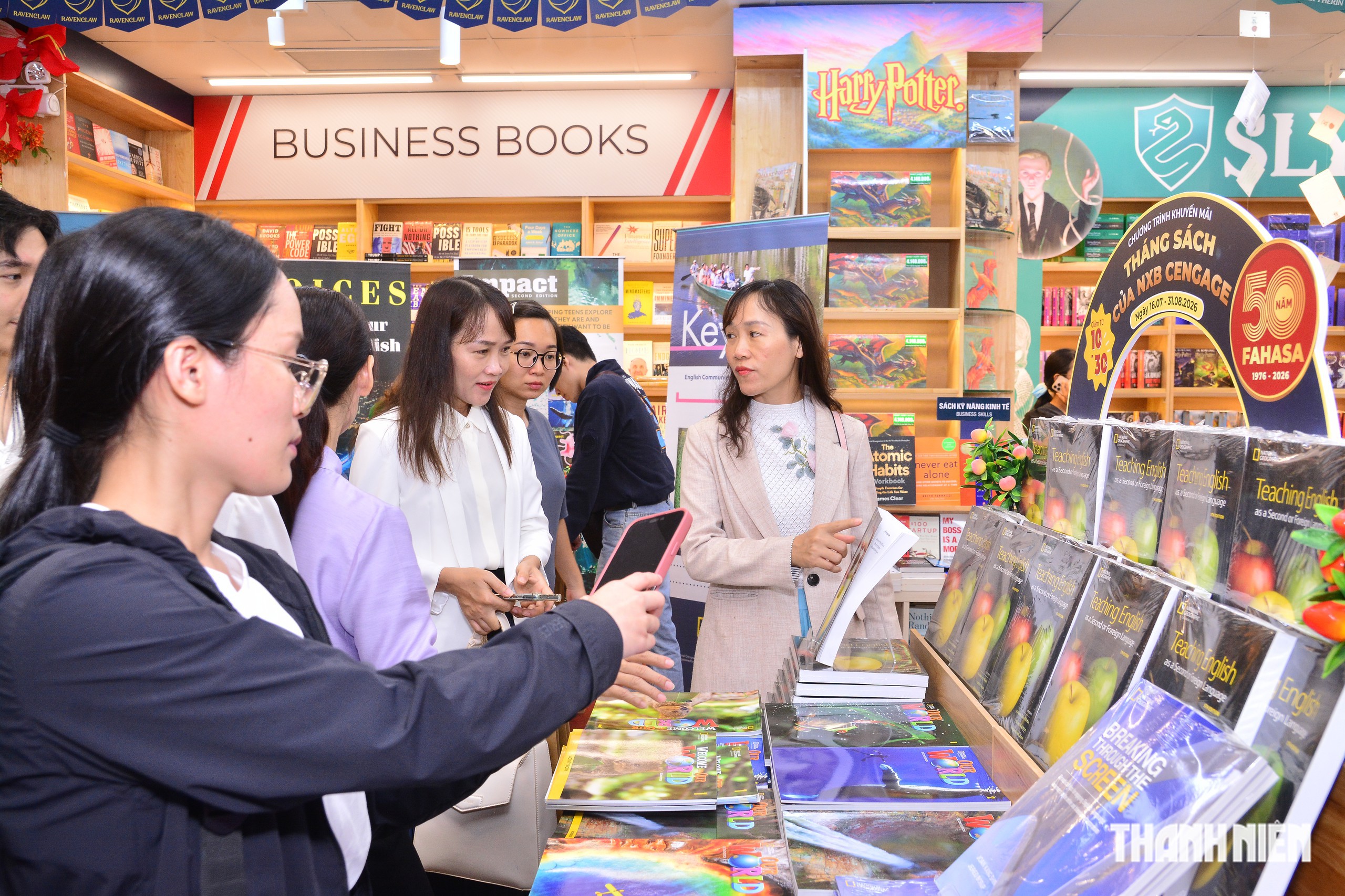 Fahasa khai mạc tháng sách và tài liệu học thuật ngoại văn - Ảnh 3.