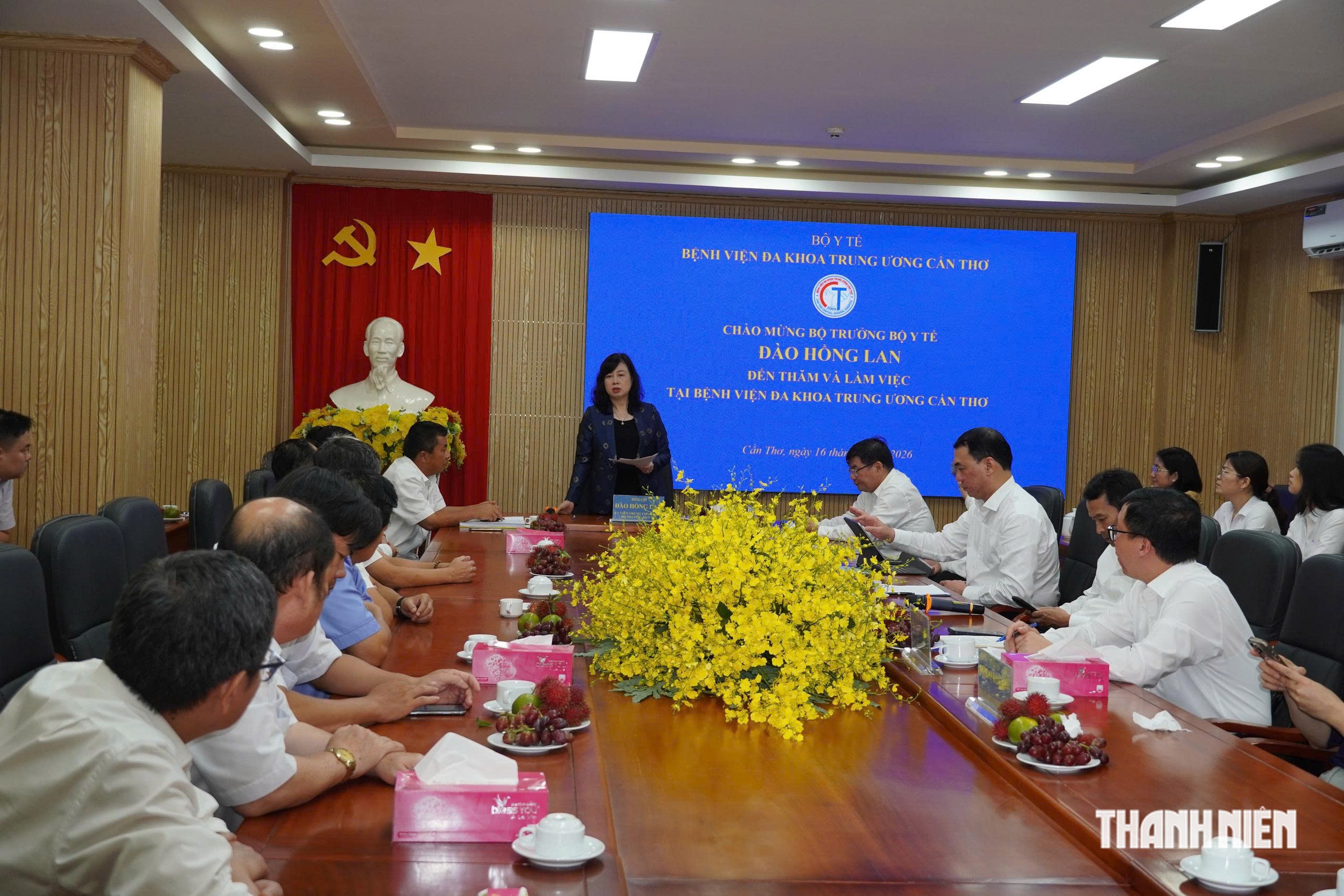 Bộ trưởng Đào Hồng Lan làm việc với Bệnh viện đa khoa Trung ương Cần Thơ- Ảnh 1.