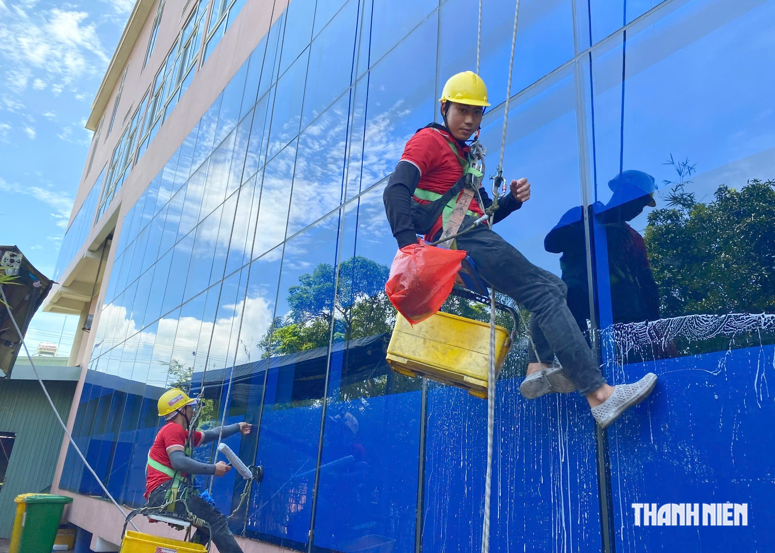 Lau kính nhà cao tầng: Nghề đặc biệt của những 'người nhện'- Ảnh 4.