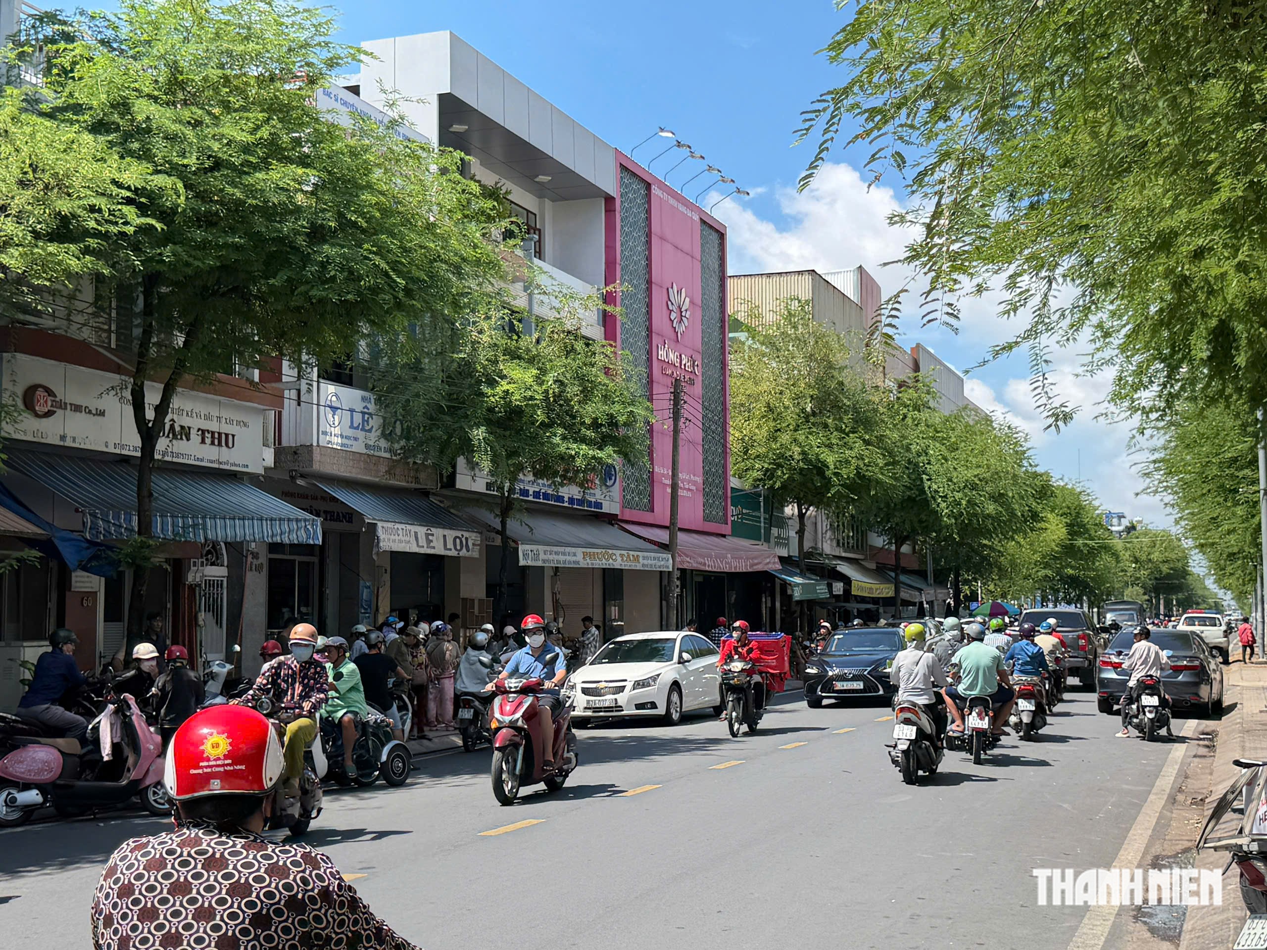 Tiệm vàng ở Mỹ Tho tạm ngưng hoạt động, nhiều khách hàng kéo đến tìm hiểu- Ảnh 2.