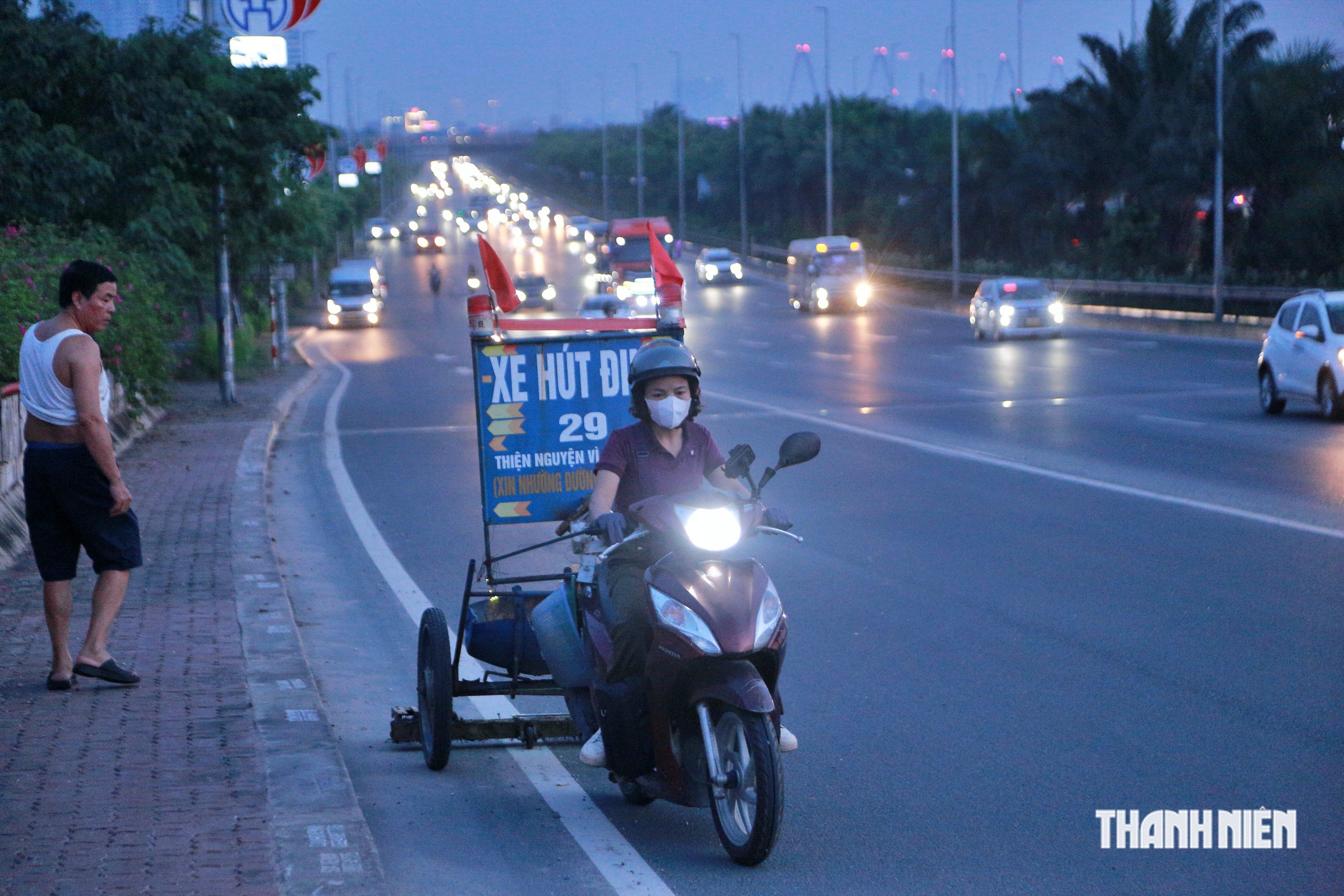 Người phụ nữ h&uacute;t đinh dọc đường: 'Người ta bảo t&ocirc;i kh&ocirc;ng b&igrave;nh thường'- Ảnh 2.