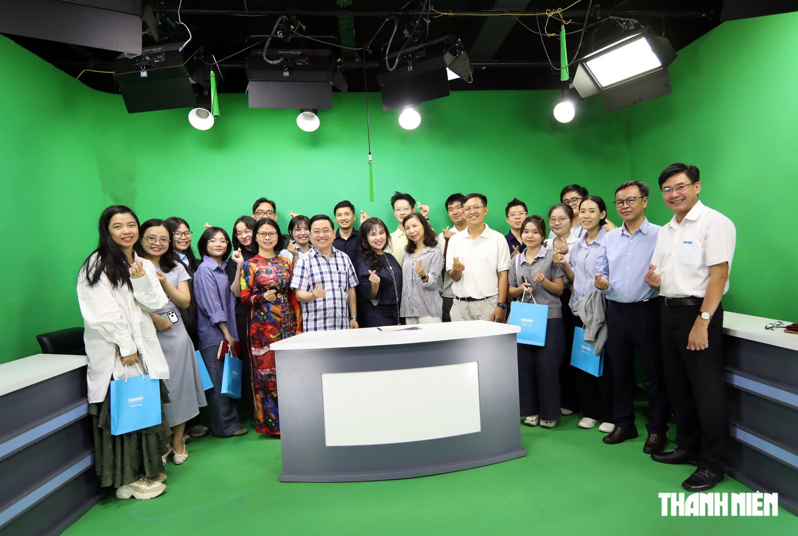 Giảng viên, học viên cao học kiến tập về kinh tế báo chí tại Báo Thanh Niên - Ảnh 1.