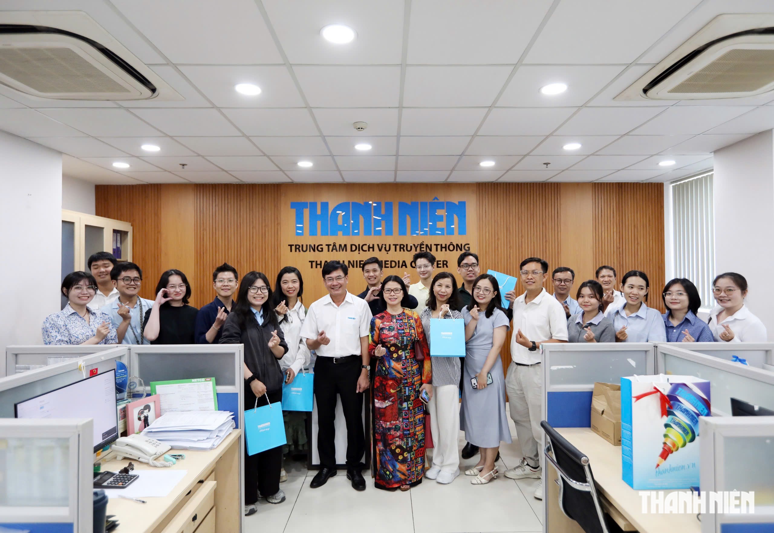 Giảng viên, học viên cao học kiến tập về kinh tế báo chí tại Báo Thanh Niên - Ảnh 9.