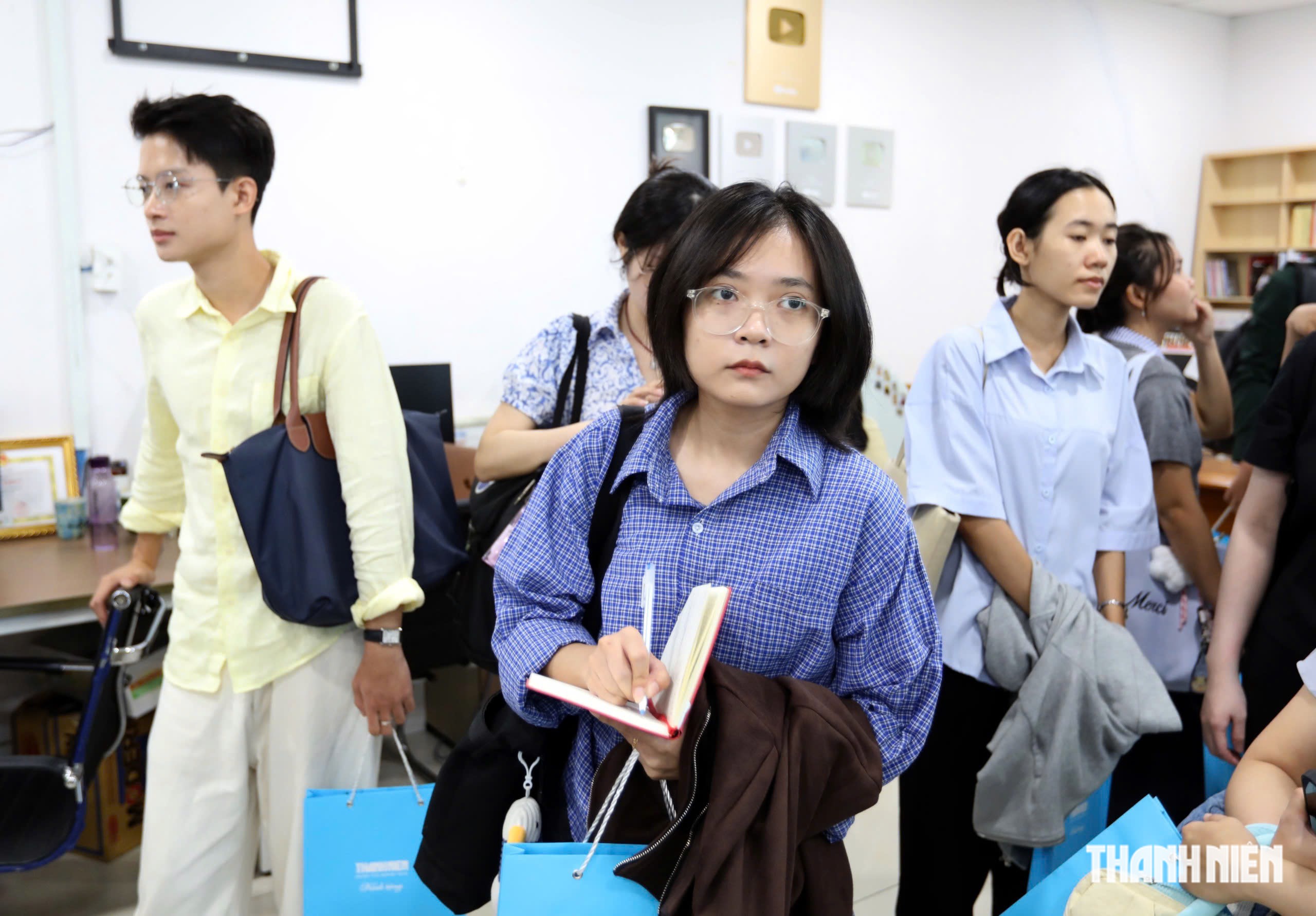 Giảng viên, học viên cao học kiến tập về kinh tế báo chí tại Báo Thanh Niên - Ảnh 6.