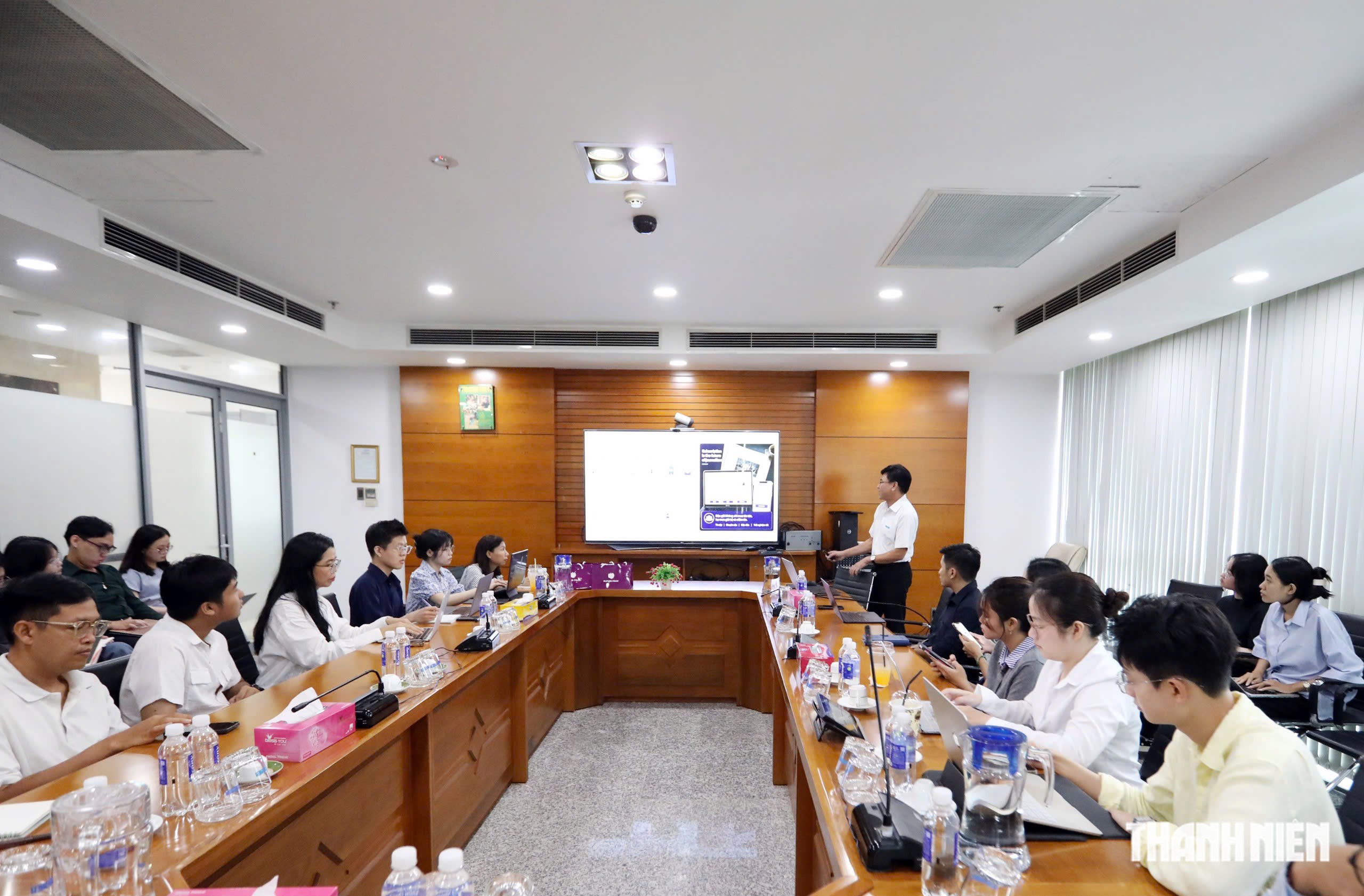 Giảng viên, học viên cao học kiến tập về kinh tế báo chí tại Báo Thanh Niên - Ảnh 4.