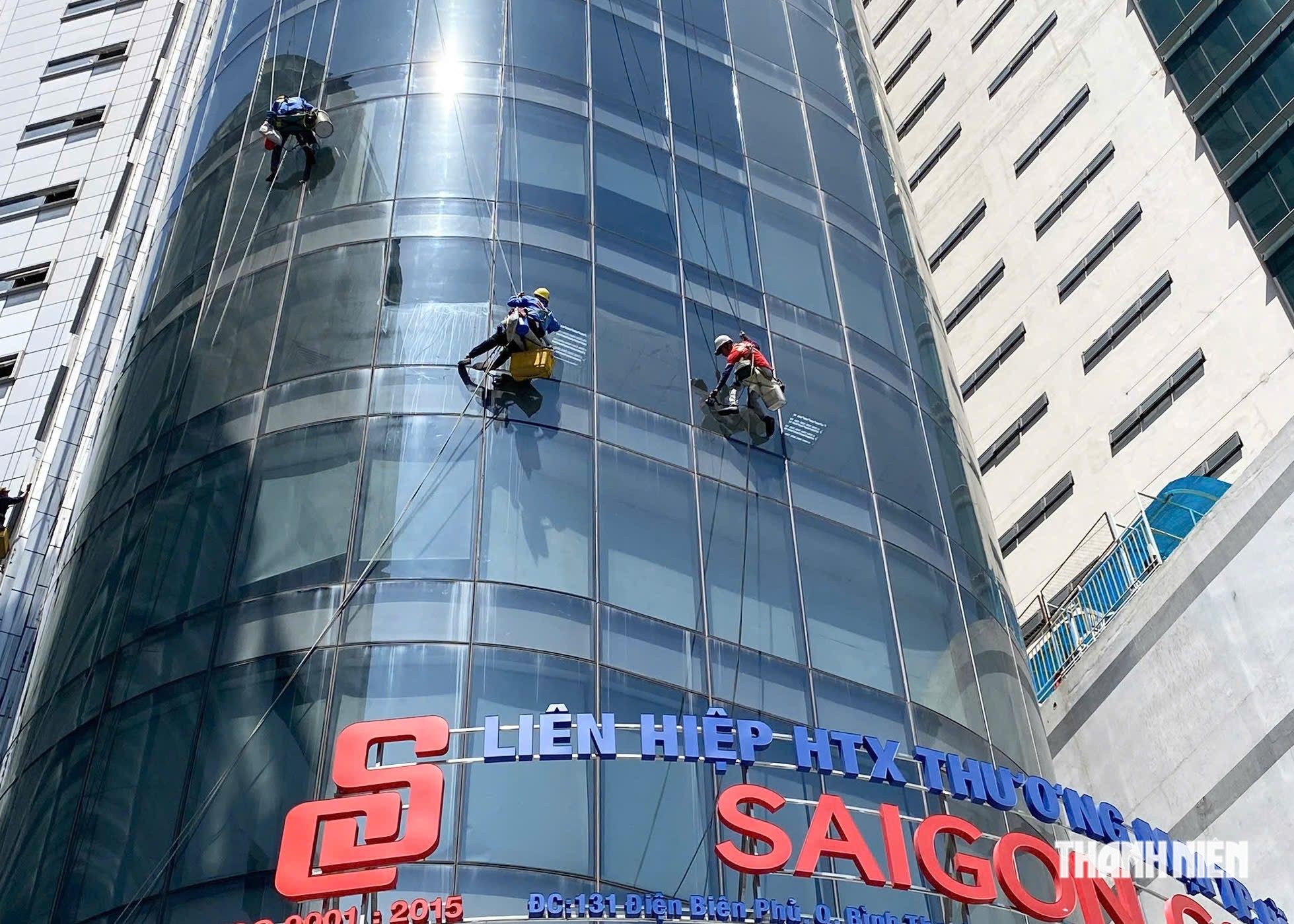 Lau kính nhà cao tầng: Nghề không dành cho ai thích thử cảm giác mạnh- Ảnh 4.