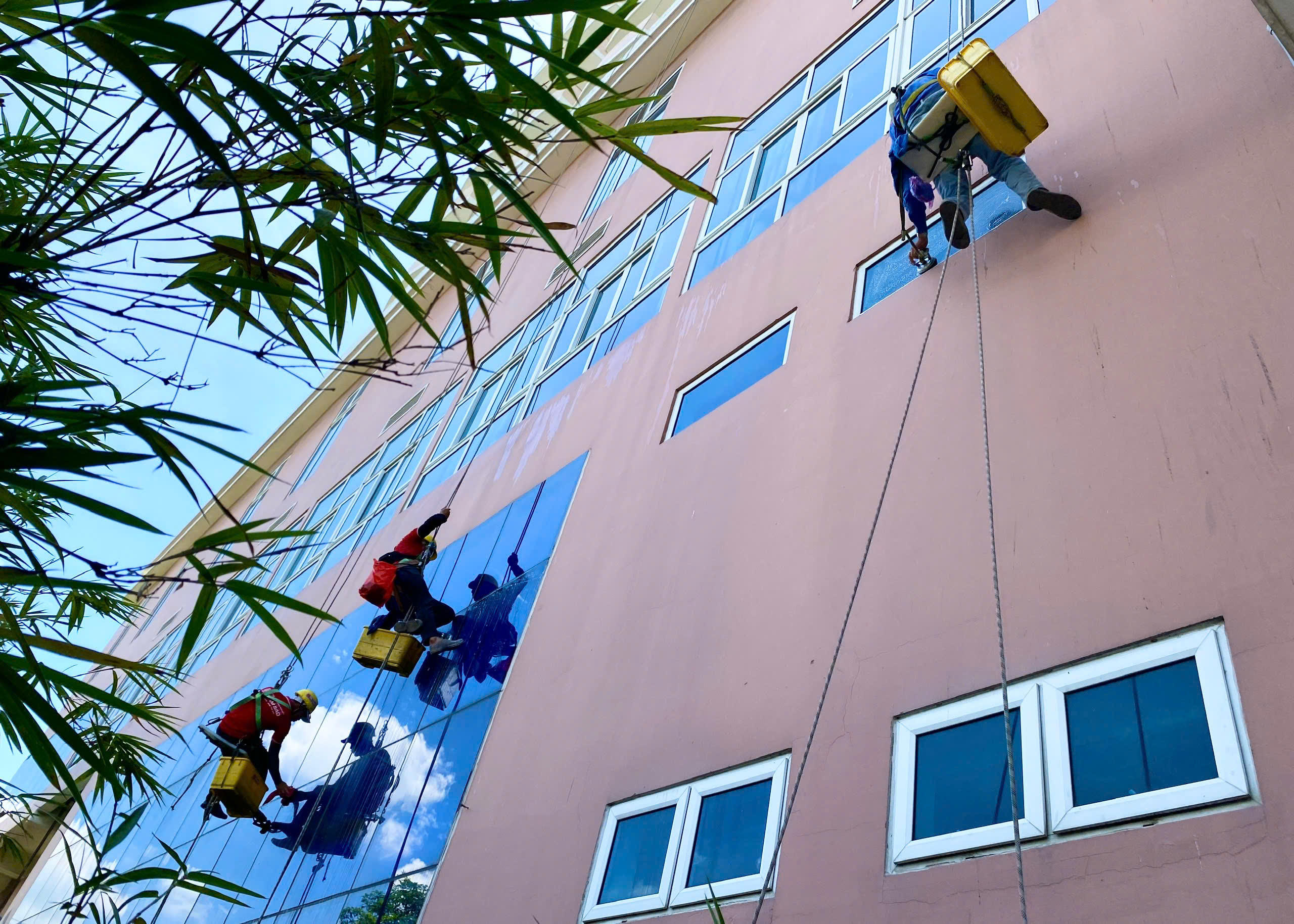 Nghề lau kính nhà cao tầng: 'Bán mạng' kiếm bạc triệu mỗi ngày- Ảnh 3.