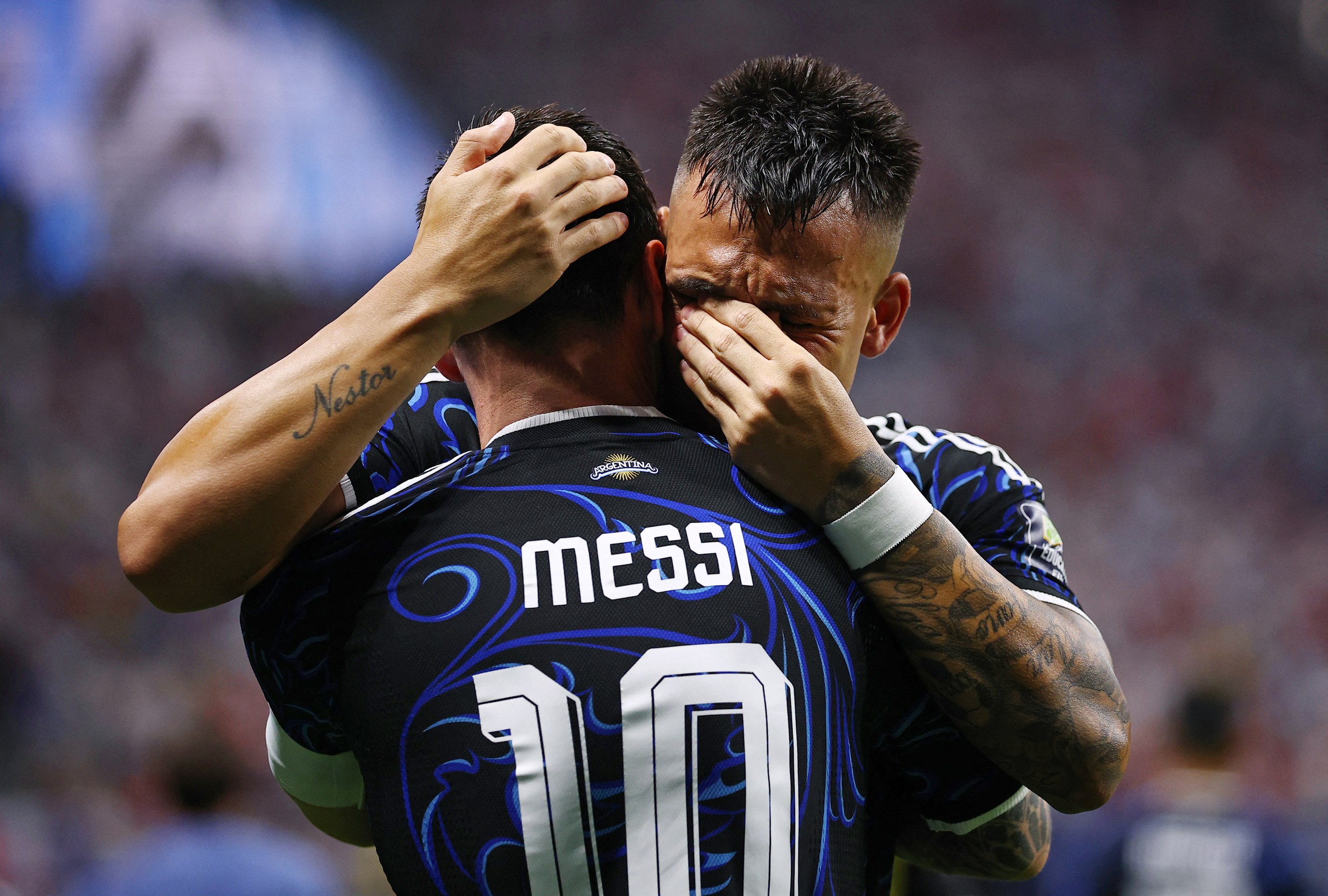 Martinez gọi ngay cho mẹ sau bàn thắng để đời từ đường chuyền cực đẹp của Messi, giúp Argentina thắng Anh