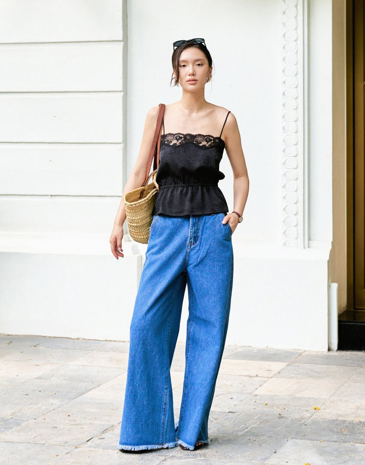 Phối đồ tối giản với &aacute;o sơ mi, &aacute;o blouse v&agrave; quần jeans xanh- Ảnh 6.