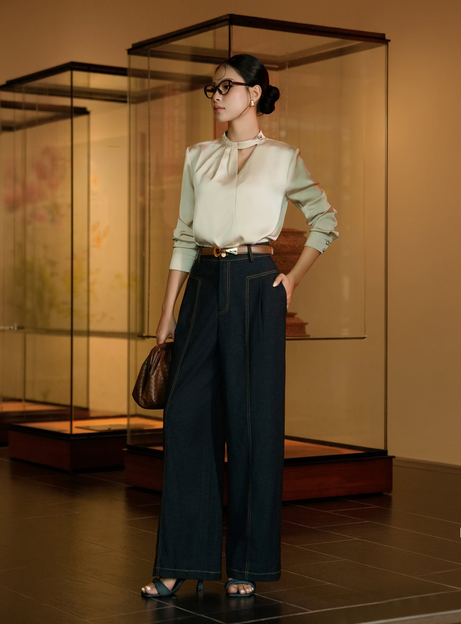 Phối đồ tối giản với &aacute;o sơ mi, &aacute;o blouse v&agrave; quần jeans xanh- Ảnh 1.
