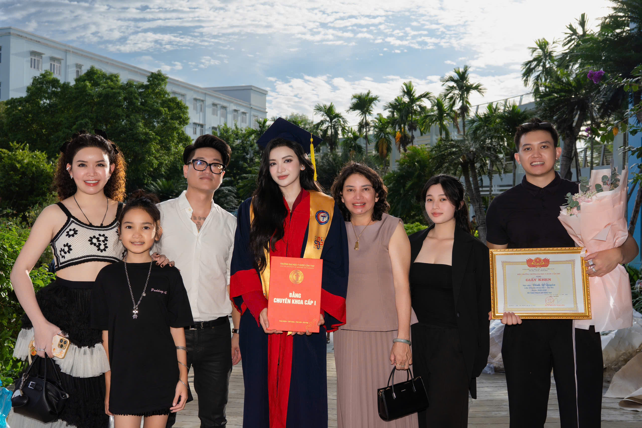 Nhan sắc Á hậu vừa tốt nghiệp bác sĩ chuyên khoa I - Ảnh 2.