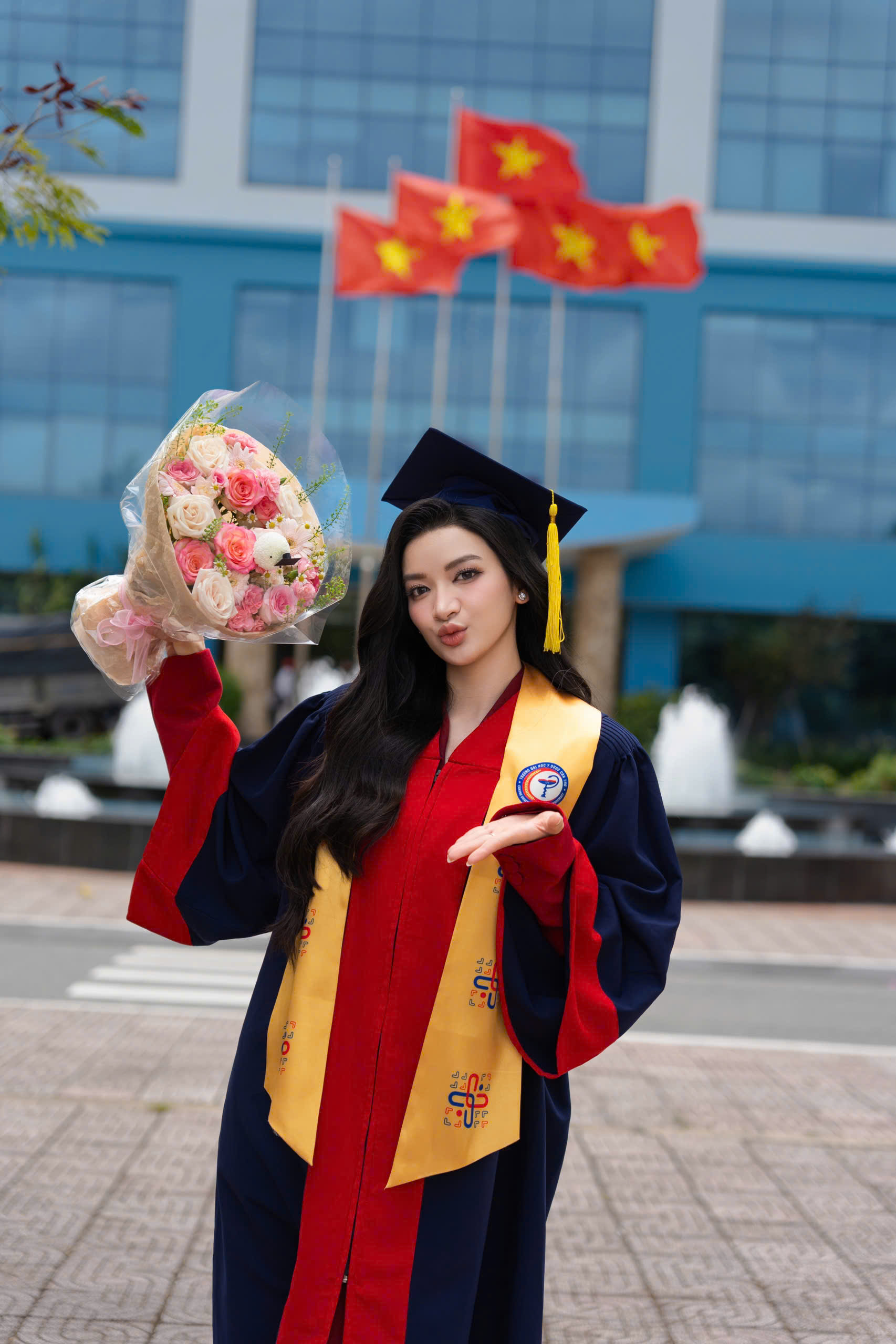 Nhan sắc Á hậu vừa tốt nghiệp bác sĩ chuyên khoa I - Ảnh 7.