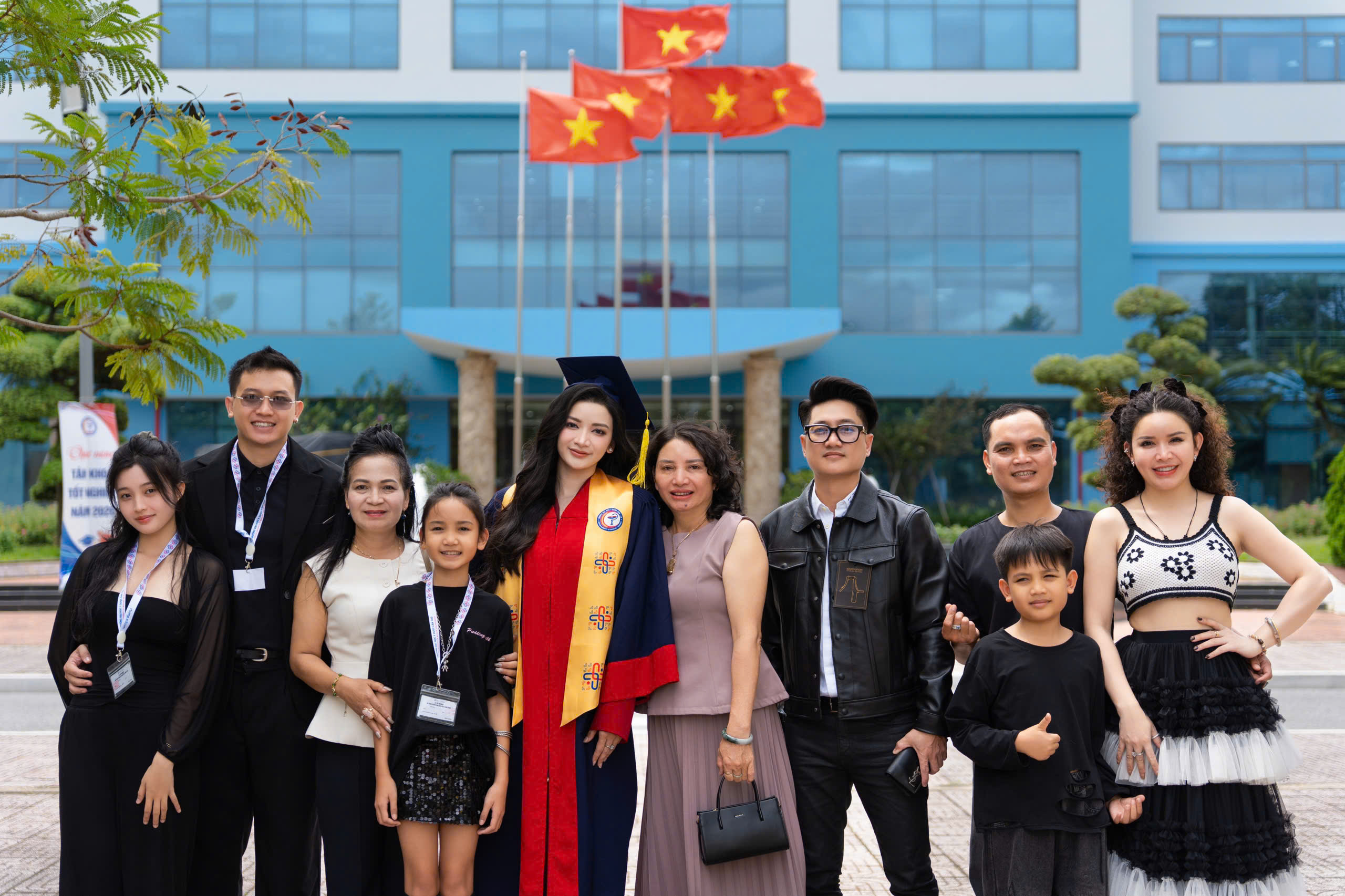 Nhan sắc Á hậu vừa tốt nghiệp bác sĩ chuyên khoa I - Ảnh 4.