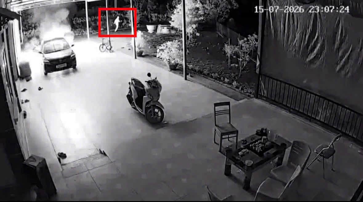 Mâu thuẫn hàng xóm, nửa đêm lẻn vào nhà tẩm xăng đốt ô tô- Ảnh 2.