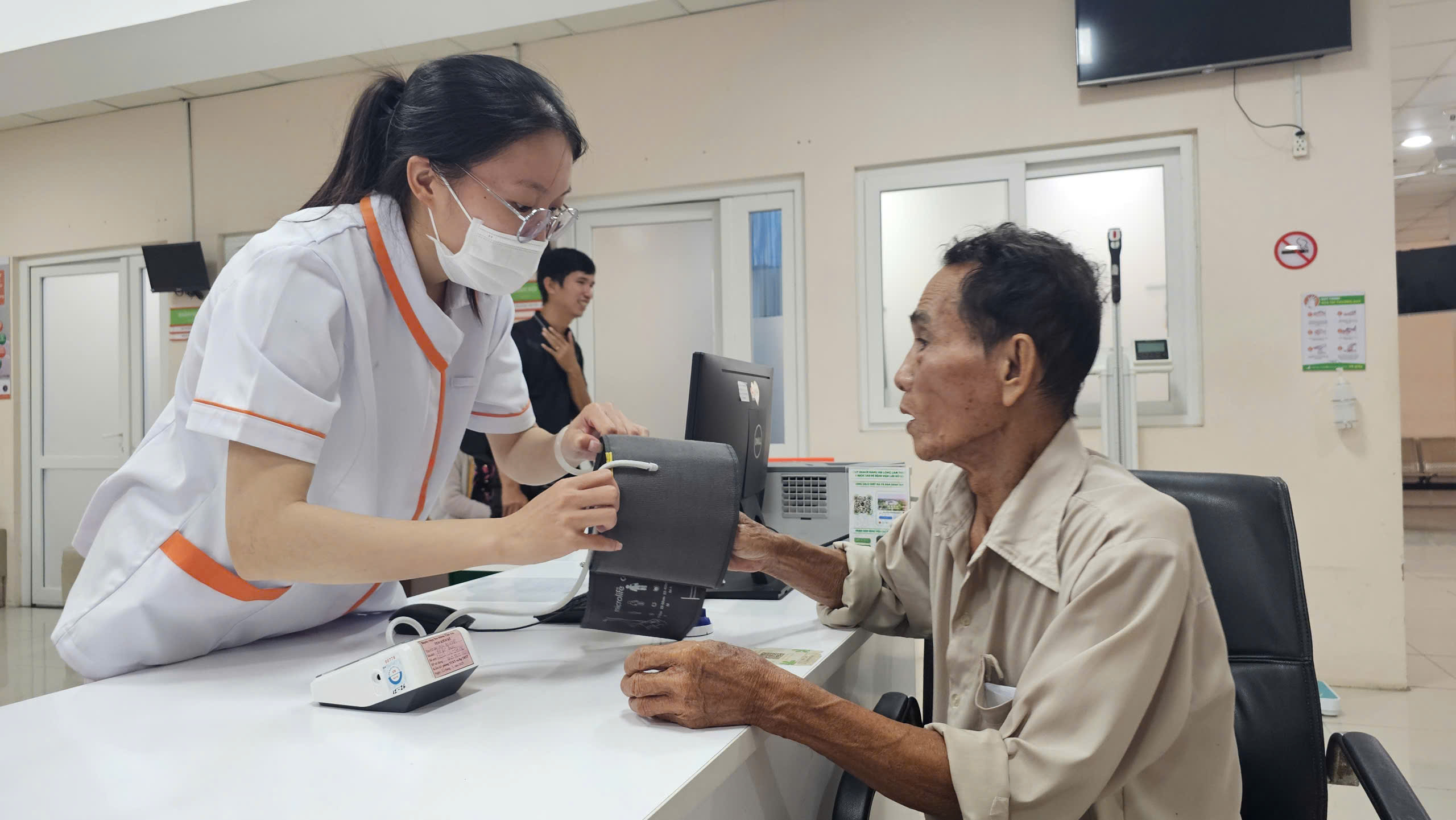 Bệnh viện đa khoa Quốc tế Tân An huy động 100 nhân sự- Ảnh 1.