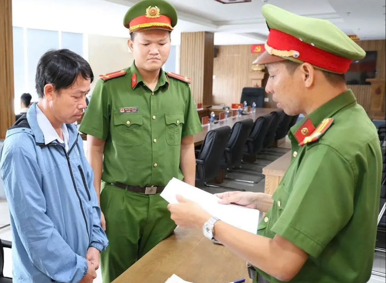 Sai phạm đấu thầu mua sắm thiết bị trường học, cựu chuyên viên bị bắt tạm giam - Ảnh 1.