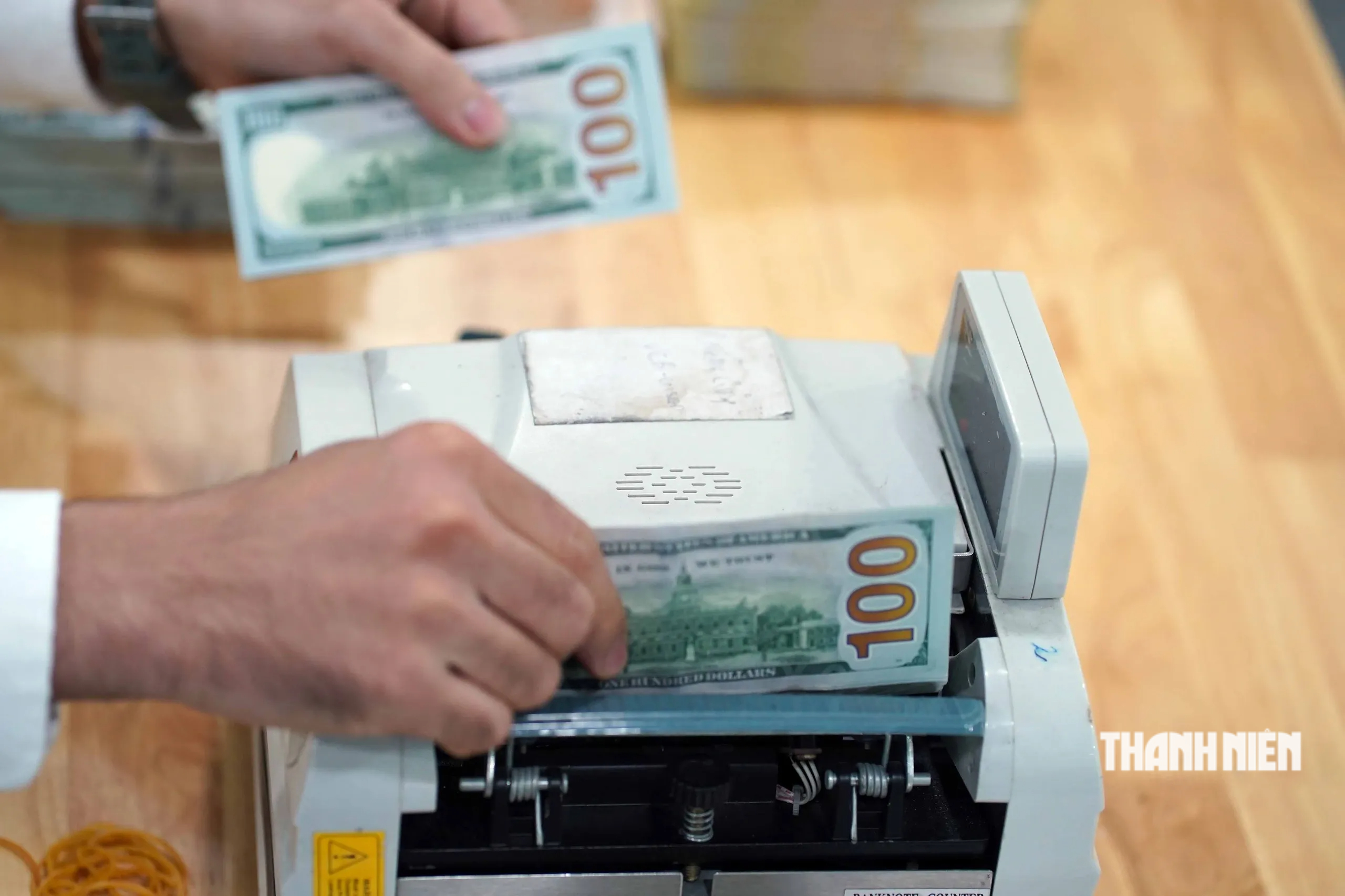 Giá USD hôm nay 17.7.2026: Ngân hàng giảm nhẹ giá đô dù tỷ giá trung tâm tăng - Ảnh 1.