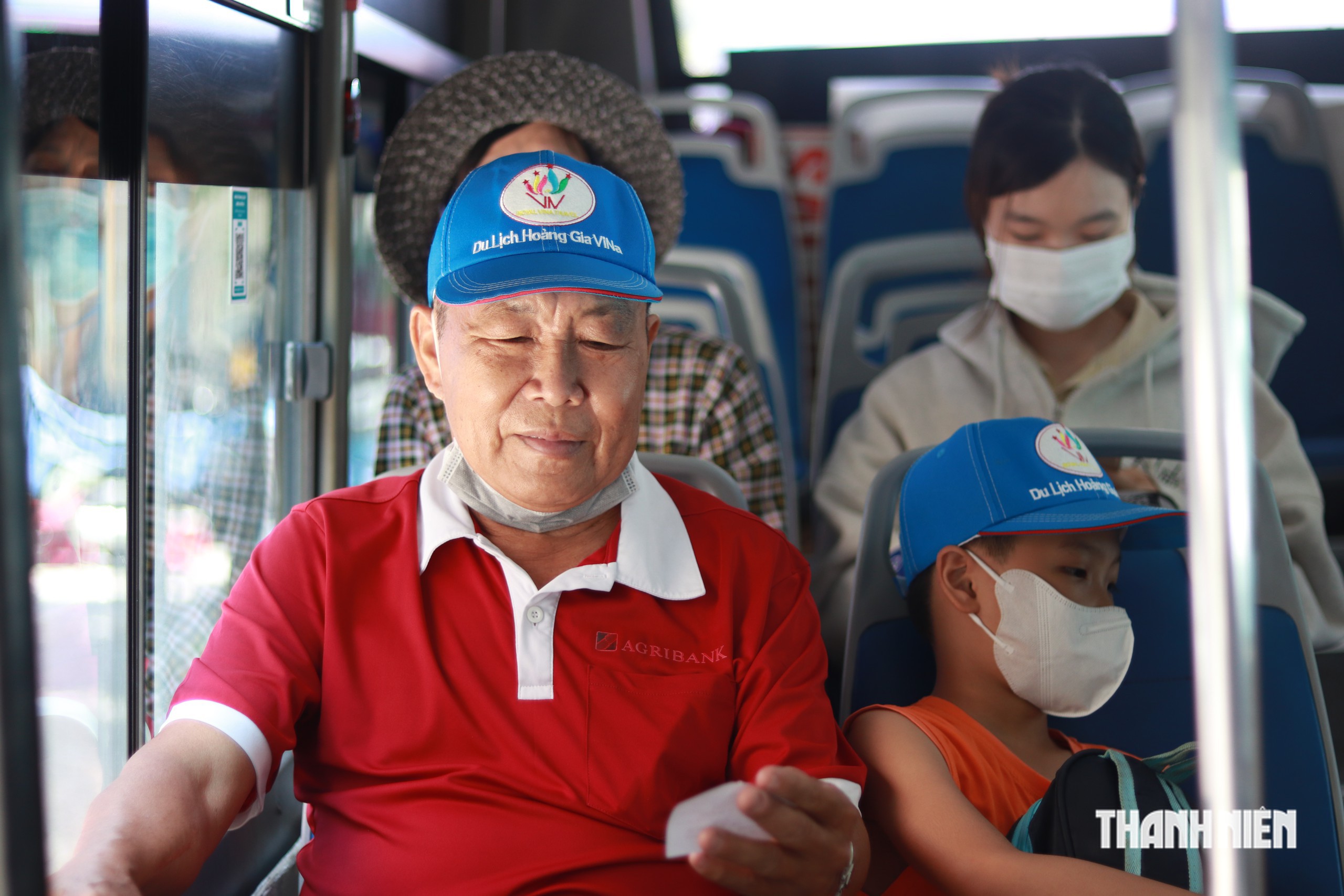 TP.HCM: Không rành công nghệ, đi xe buýt miễn phí được không? - Ảnh 1.