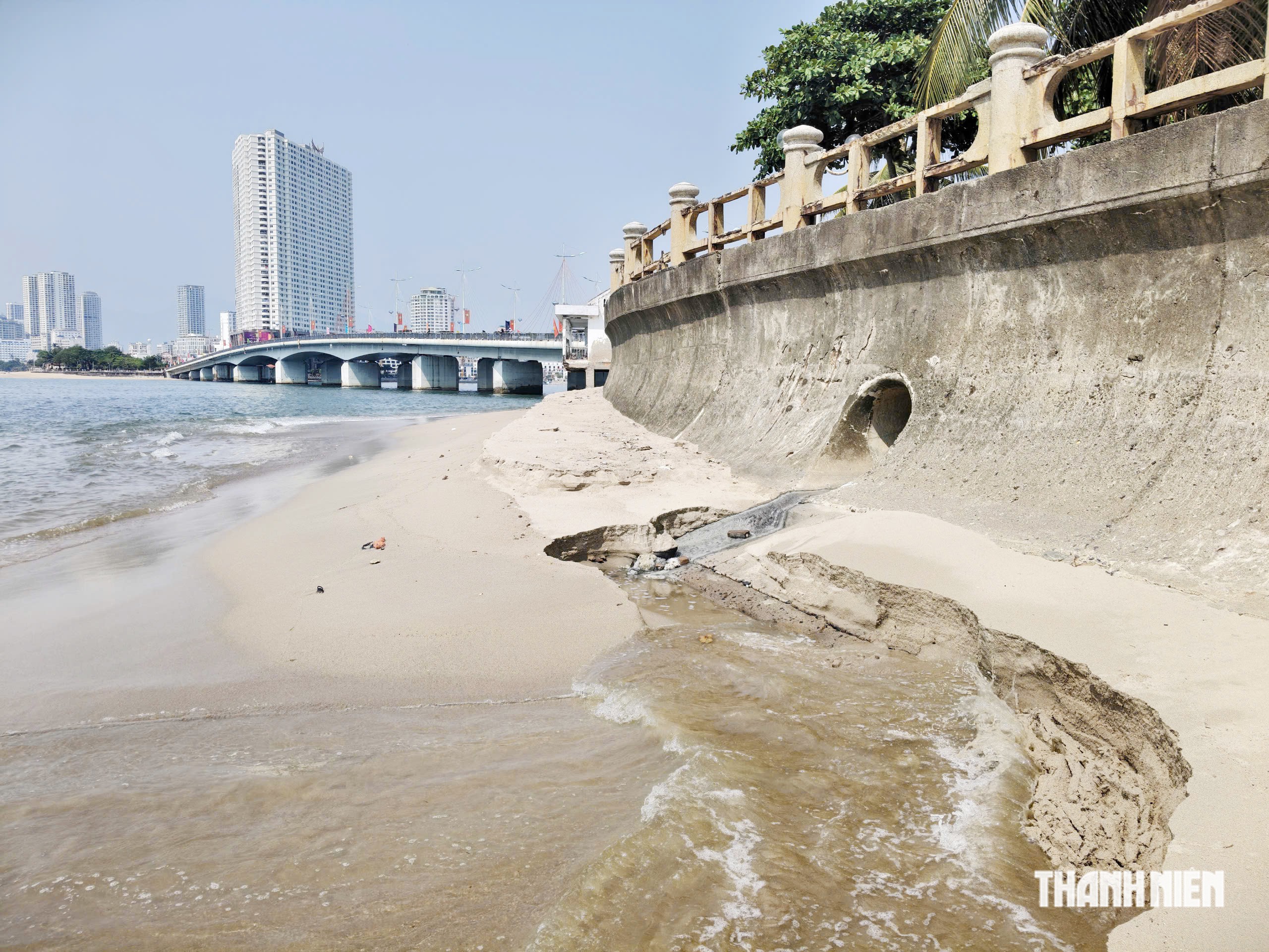 Vì sao nước đen lại tràn ra biển Hòn Chồng?- Ảnh 4.