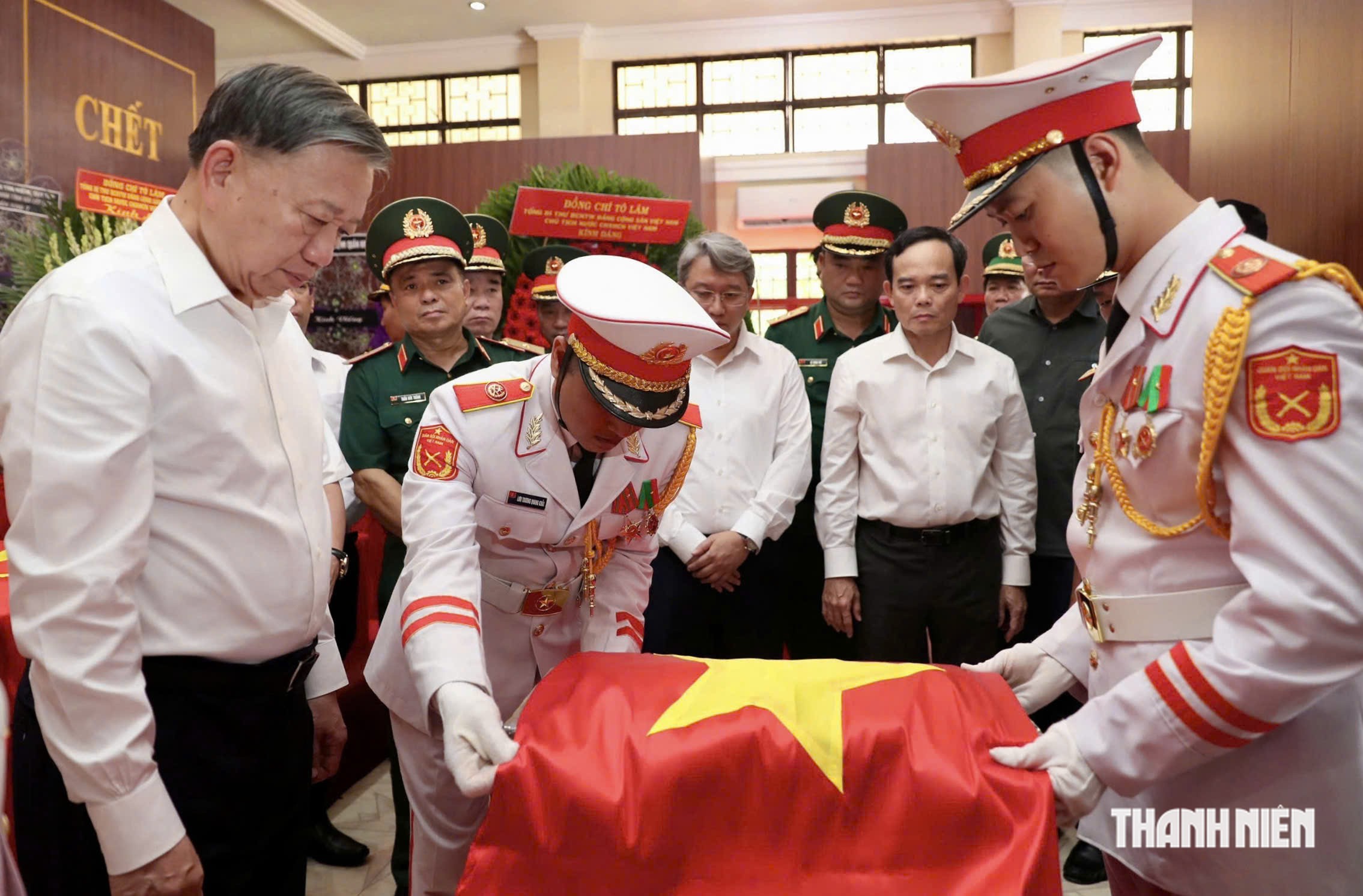 Tổng Bí thư, Chủ tịch nước Tô Lâm dâng hương các anh hùng liệt sĩ tại công viên Lê Thị Riêng - Ảnh 4.