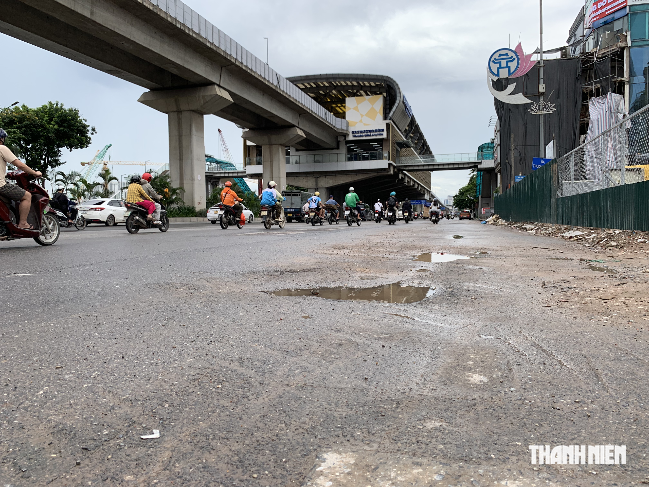 Nhiều tuyến đường nham nhở, nứt vỡ sau cải tạo chống ngập tại H&agrave; Nội - Ảnh 1.