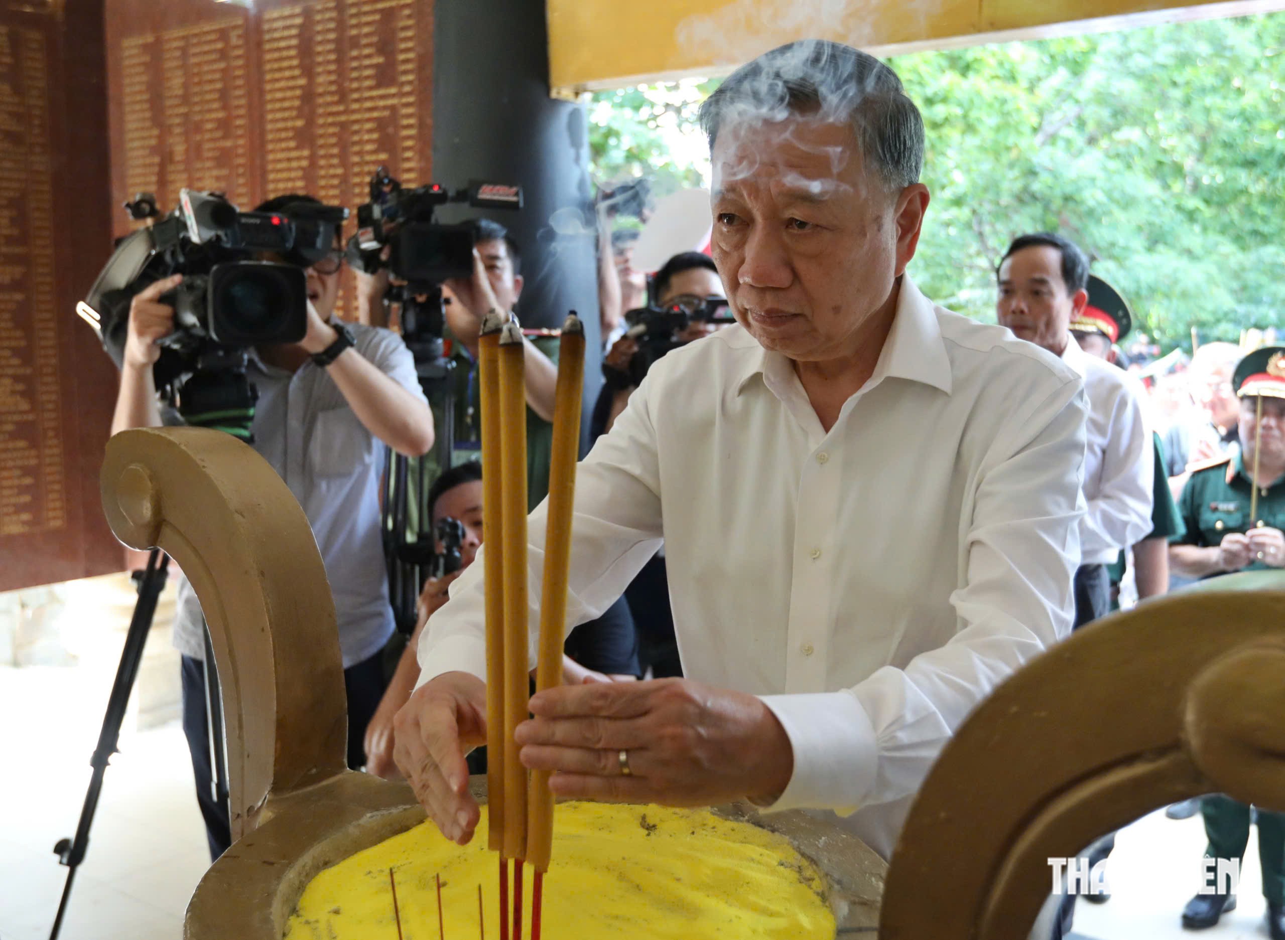 Tổng Bí thư, Chủ tịch nước Tô Lâm dâng hương các anh hùng liệt sĩ tại công viên Lê Thị Riêng - Ảnh 1.