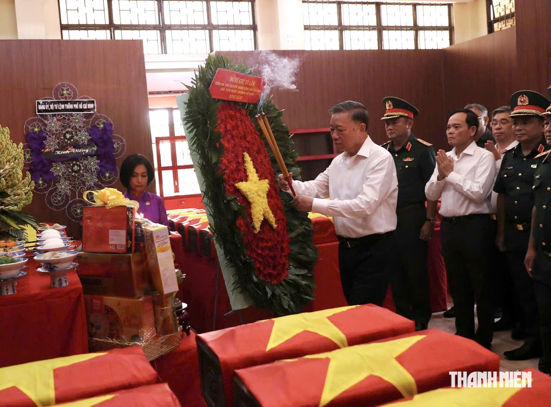 Tổng Bí thư, Chủ tịch nước Tô Lâm dâng hương các anh hùng liệt sĩ tại công viên Lê Thị Riêng - Ảnh 5.
