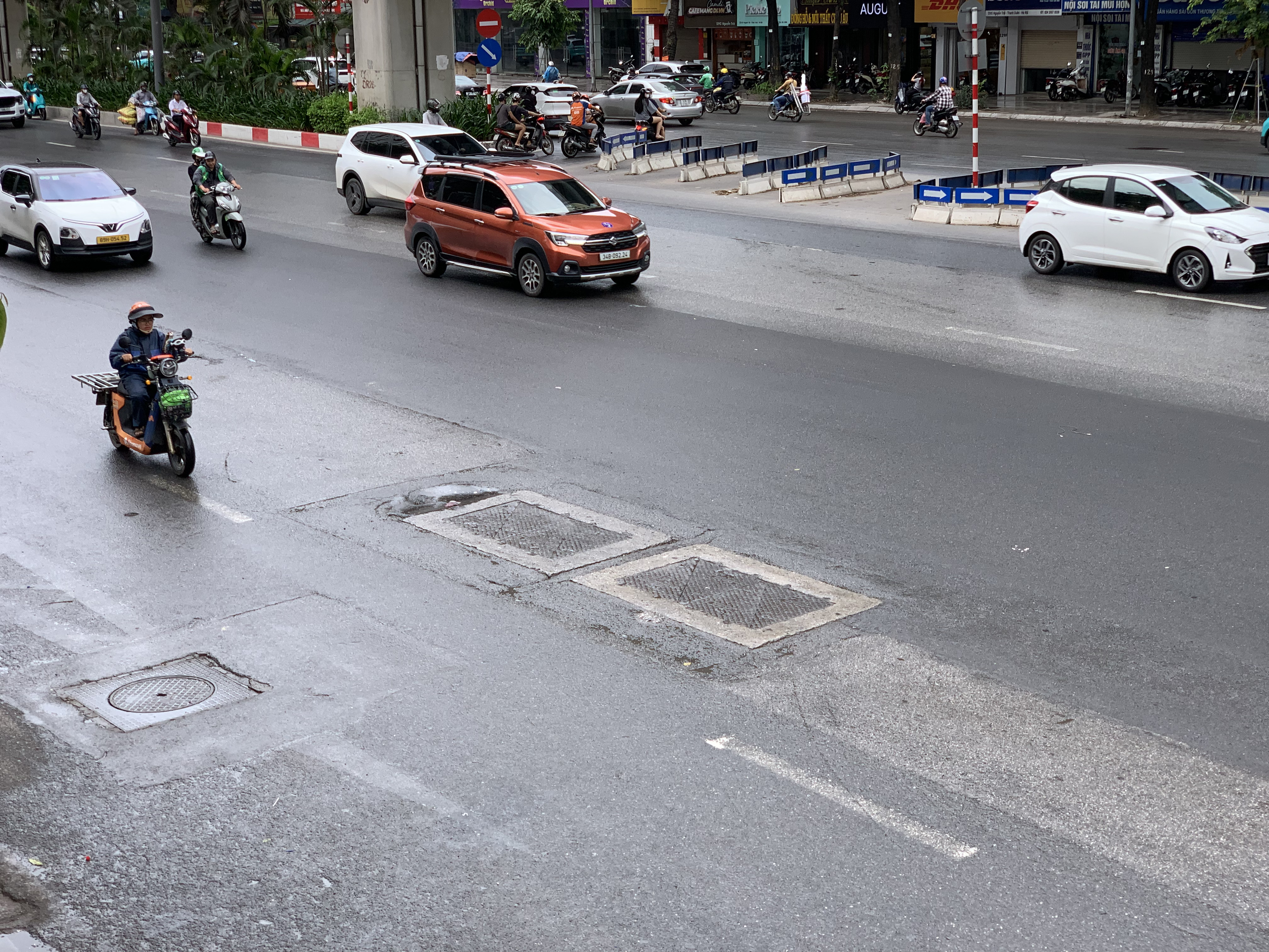 Nhiều tuyến đường nham nhở, nứt vỡ sau cải tạo chống ngập tại Hà Nội - Ảnh 2.