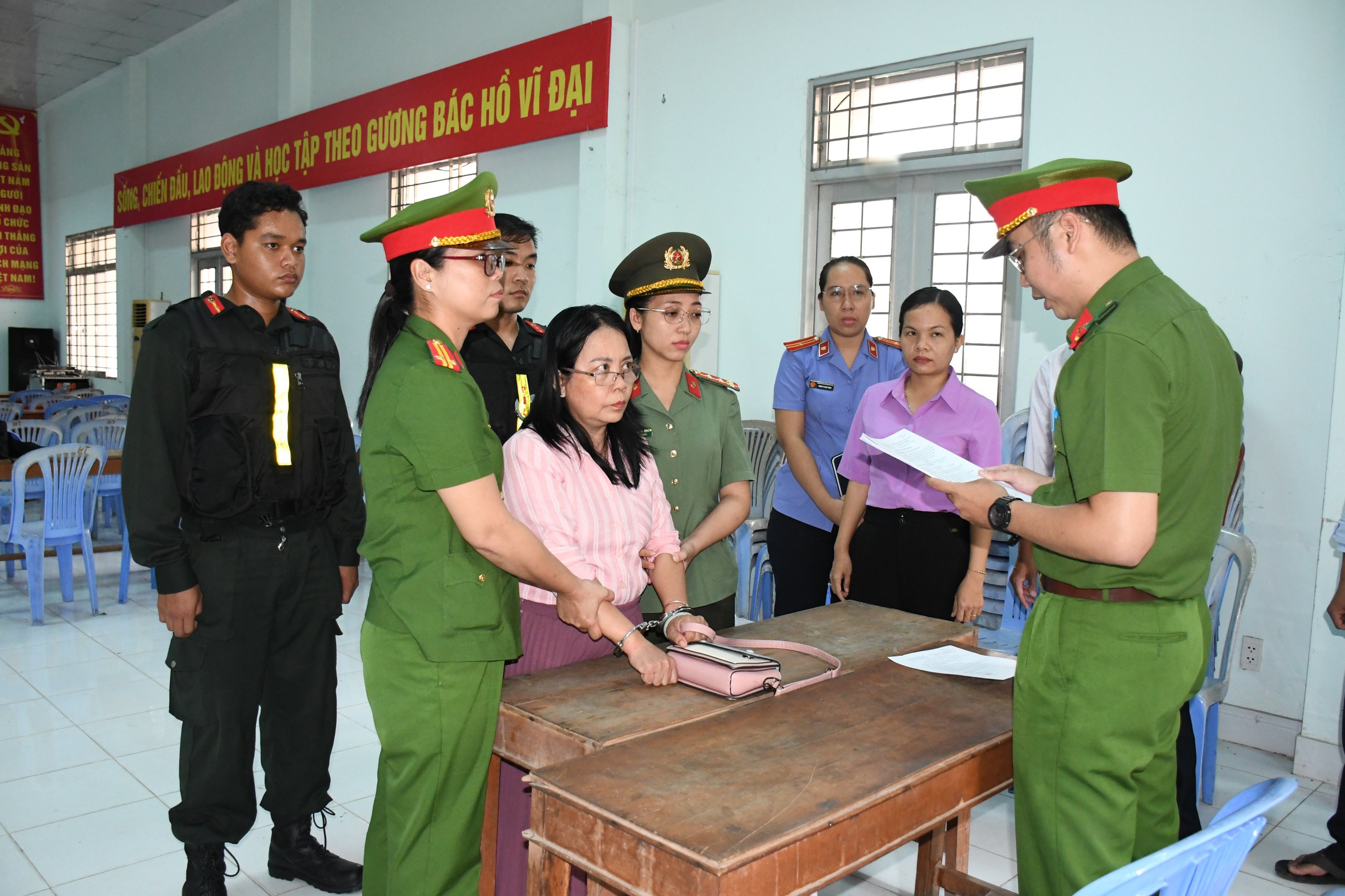 Cựu Giám đốc Trung tâm Văn hóa - Thông tin thành phố Trà Vinh bị bắt- Ảnh 1.
