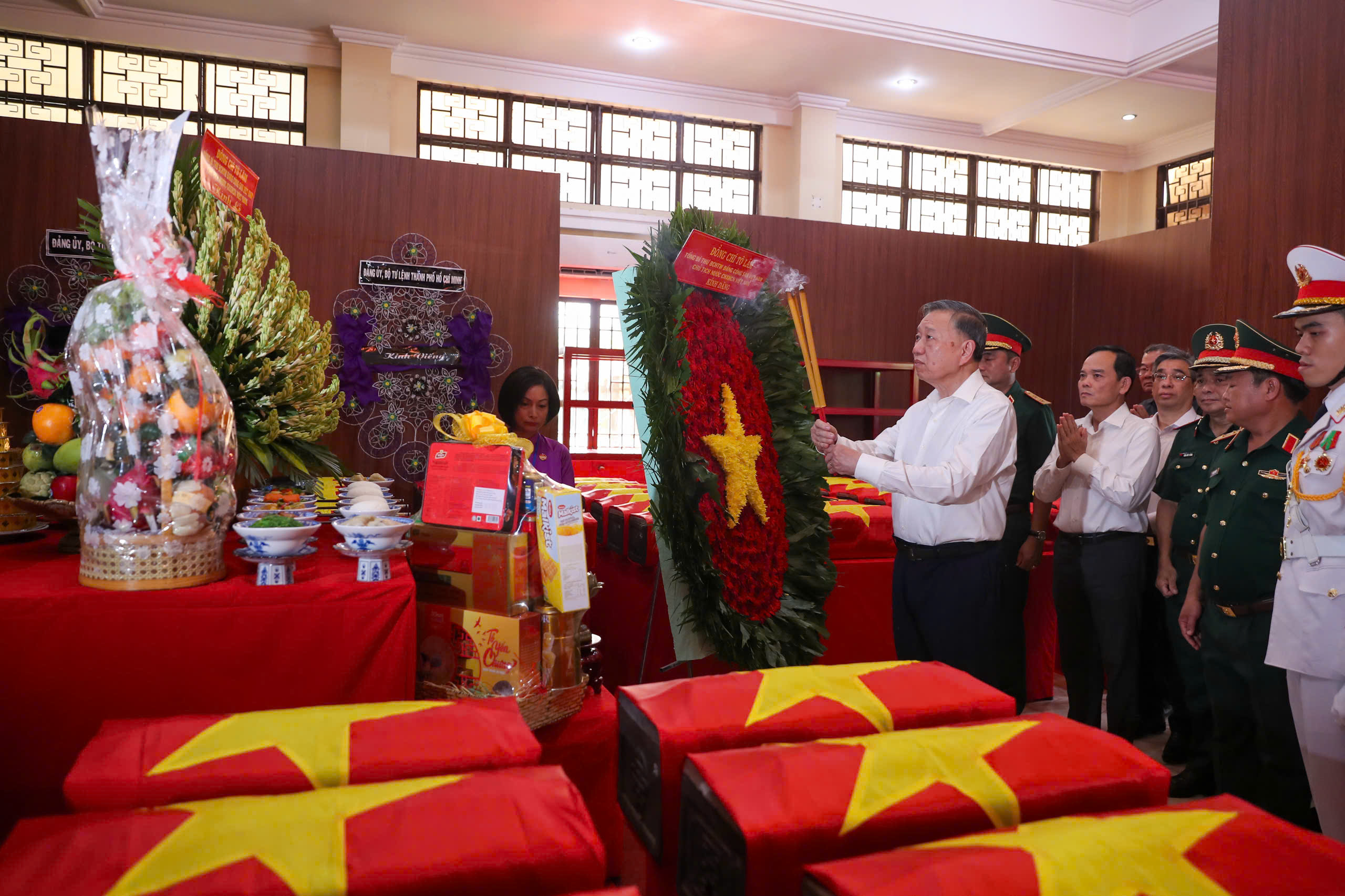 Tổng B&iacute; thư, Chủ tịch nước: Mỗi h&agrave;i cốt liệt sĩ được t&igrave;m thấy l&agrave; một người con trở về với Tổ quốc - Ảnh 1.