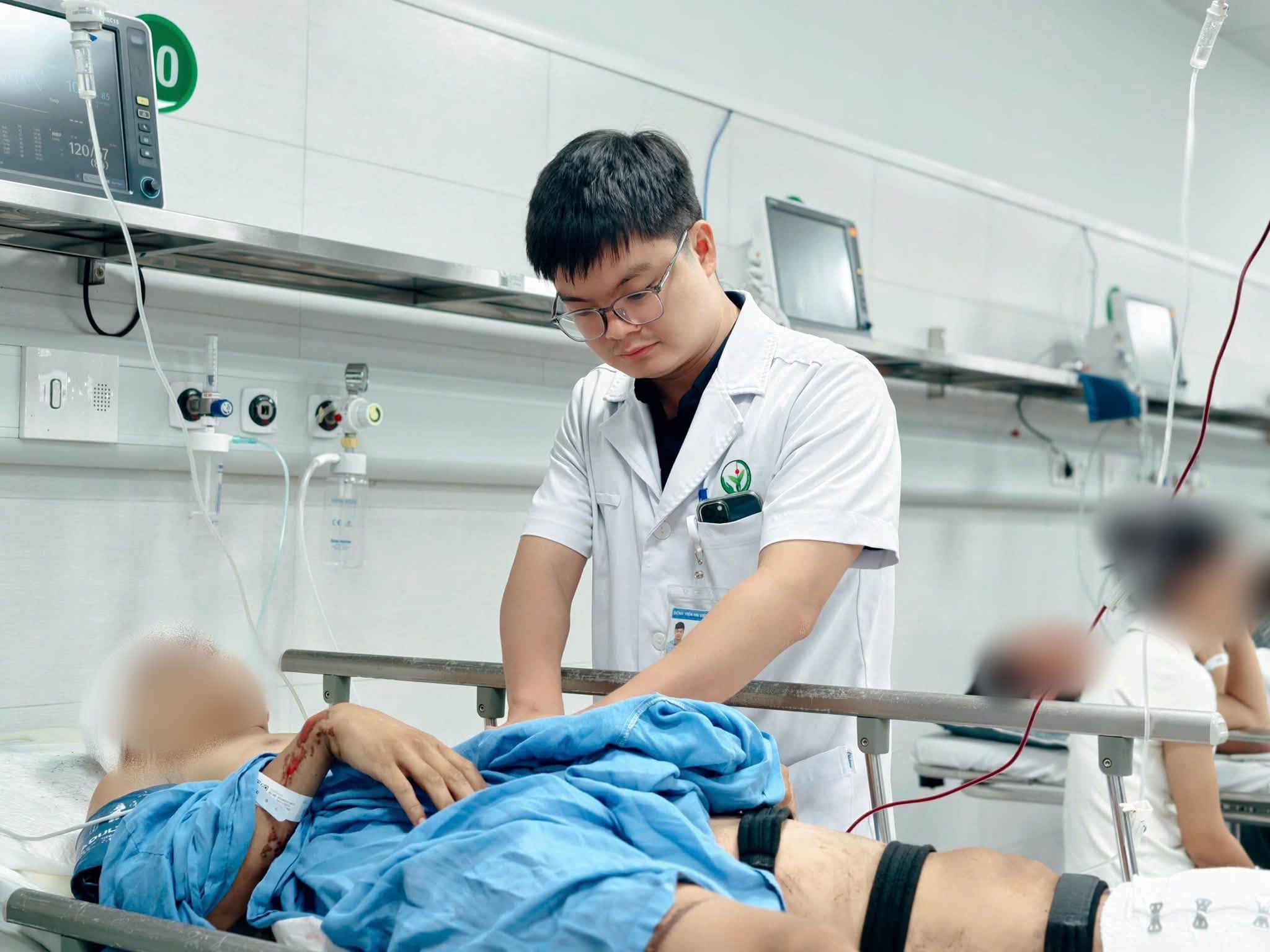 Vụ xe khách lao khỏi cao tốc, 4 người chết: Đang cứu chữa nhiều nạn nhân đa chấn thương- Ảnh 1.