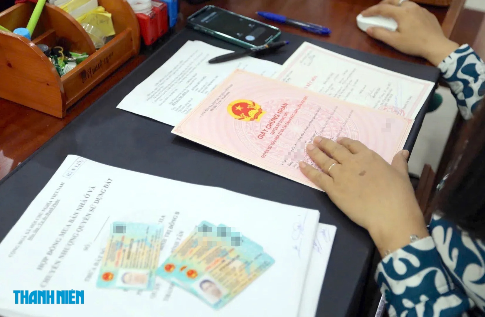 Làm thủ tục đất đai sẽ không phải nộp thêm giấy tờ ngoài quy định- Ảnh 1.