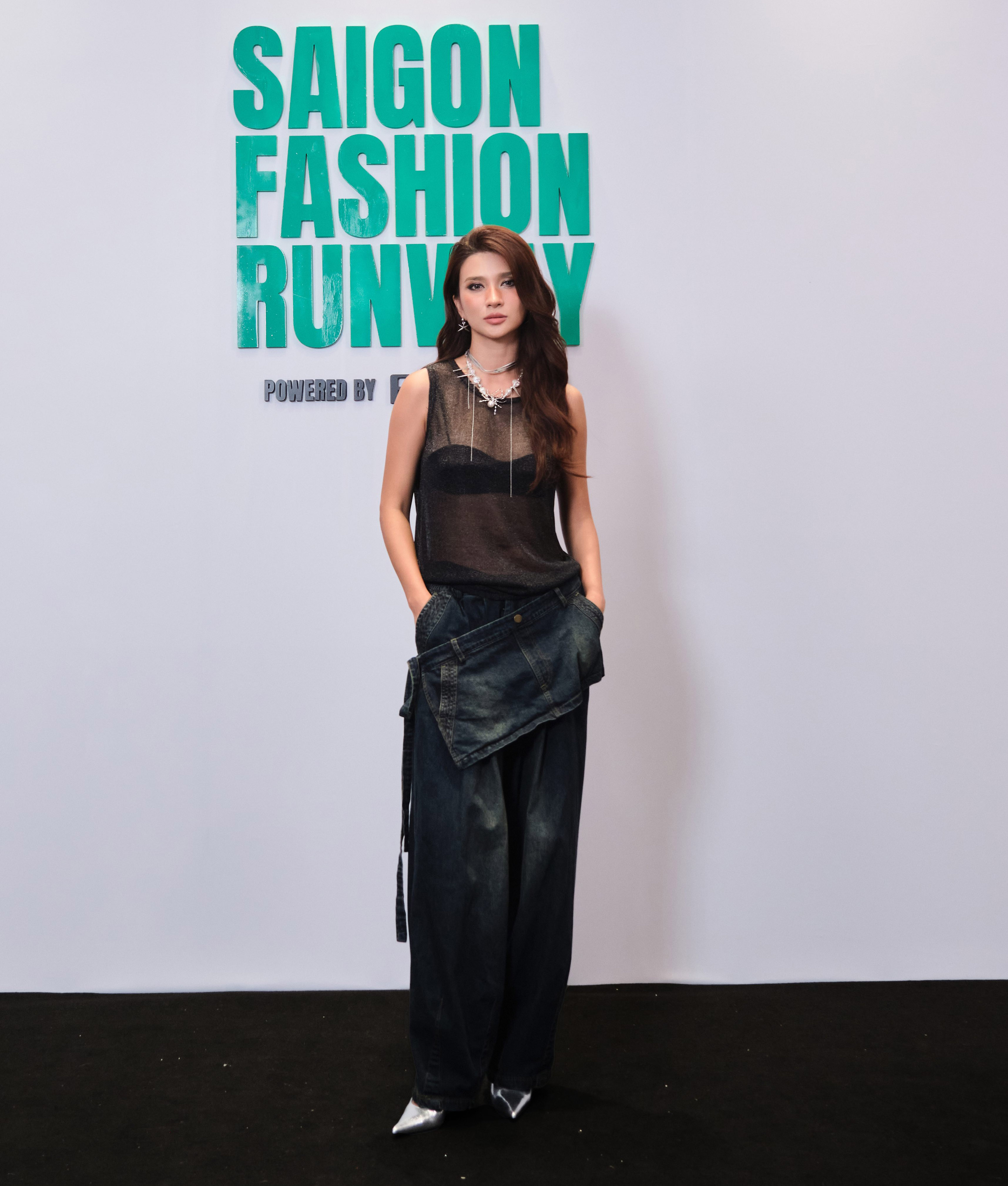 Kim Tuyến, Quỳnh Thy, Khổng Tú Quỳnh khoe sắc trên thảm đỏ 'Saigon Fashion Runway'- Ảnh 1.