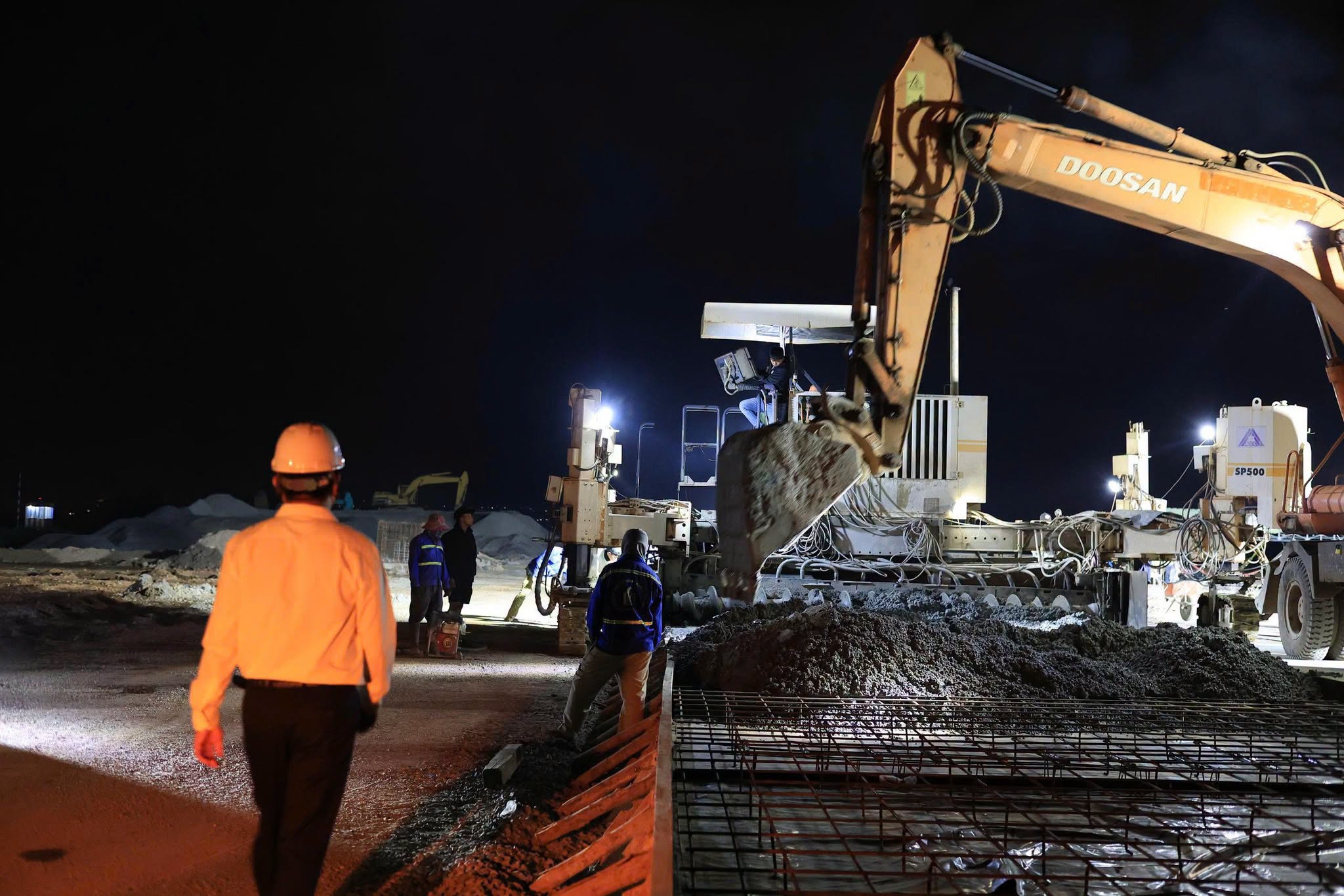 S&acirc;n bay Li&ecirc;n Khương l&agrave;m ng&agrave;y l&agrave;m đ&ecirc;m để sớm phục vụ 't&iacute;n đồ' m&ecirc; Đ&agrave; Lạt - Ảnh 8.