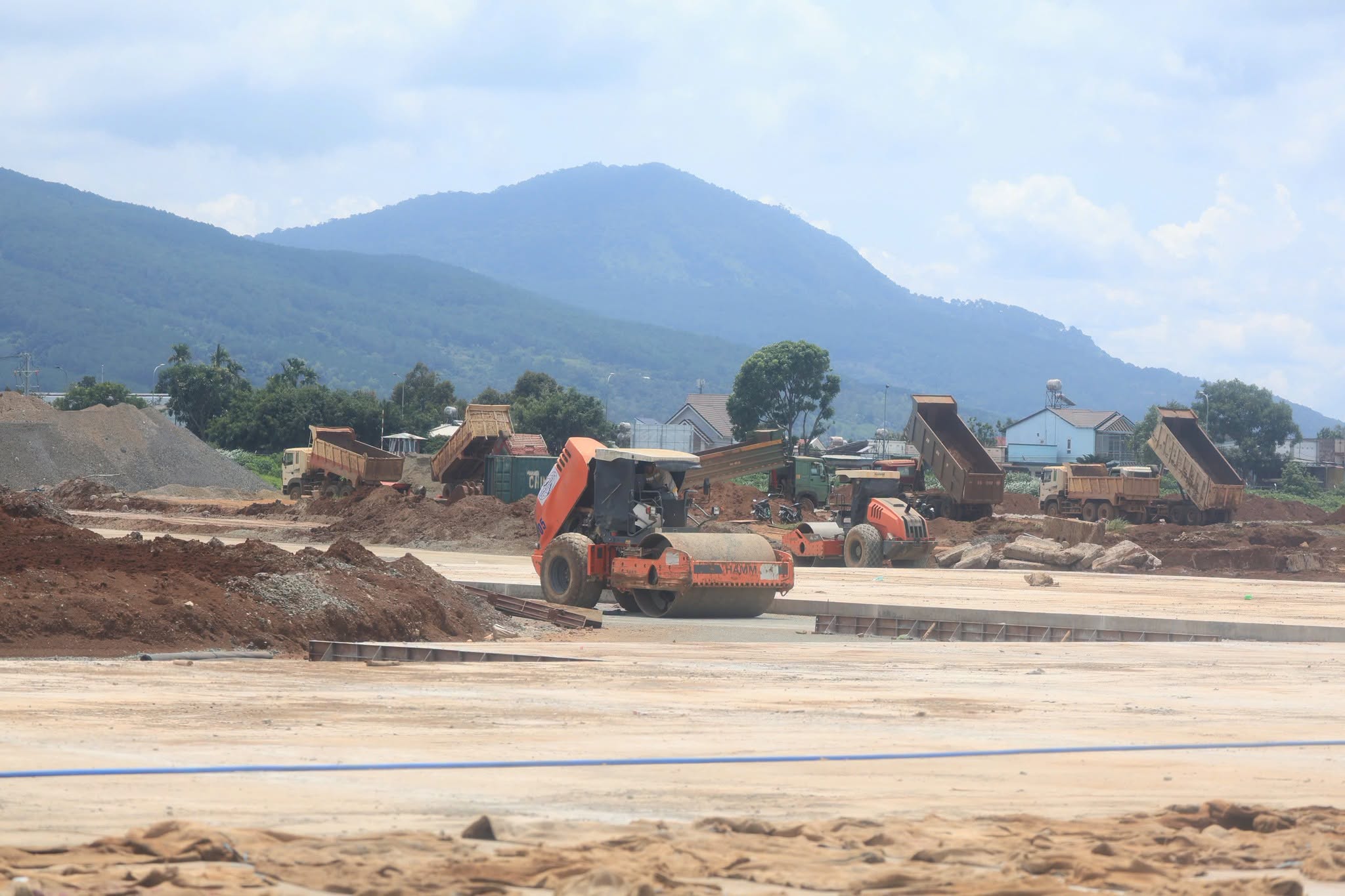 S&acirc;n bay Li&ecirc;n Khương l&agrave;m ng&agrave;y l&agrave;m đ&ecirc;m để sớm phục vụ 't&iacute;n đồ' m&ecirc; Đ&agrave; Lạt - Ảnh 4.
