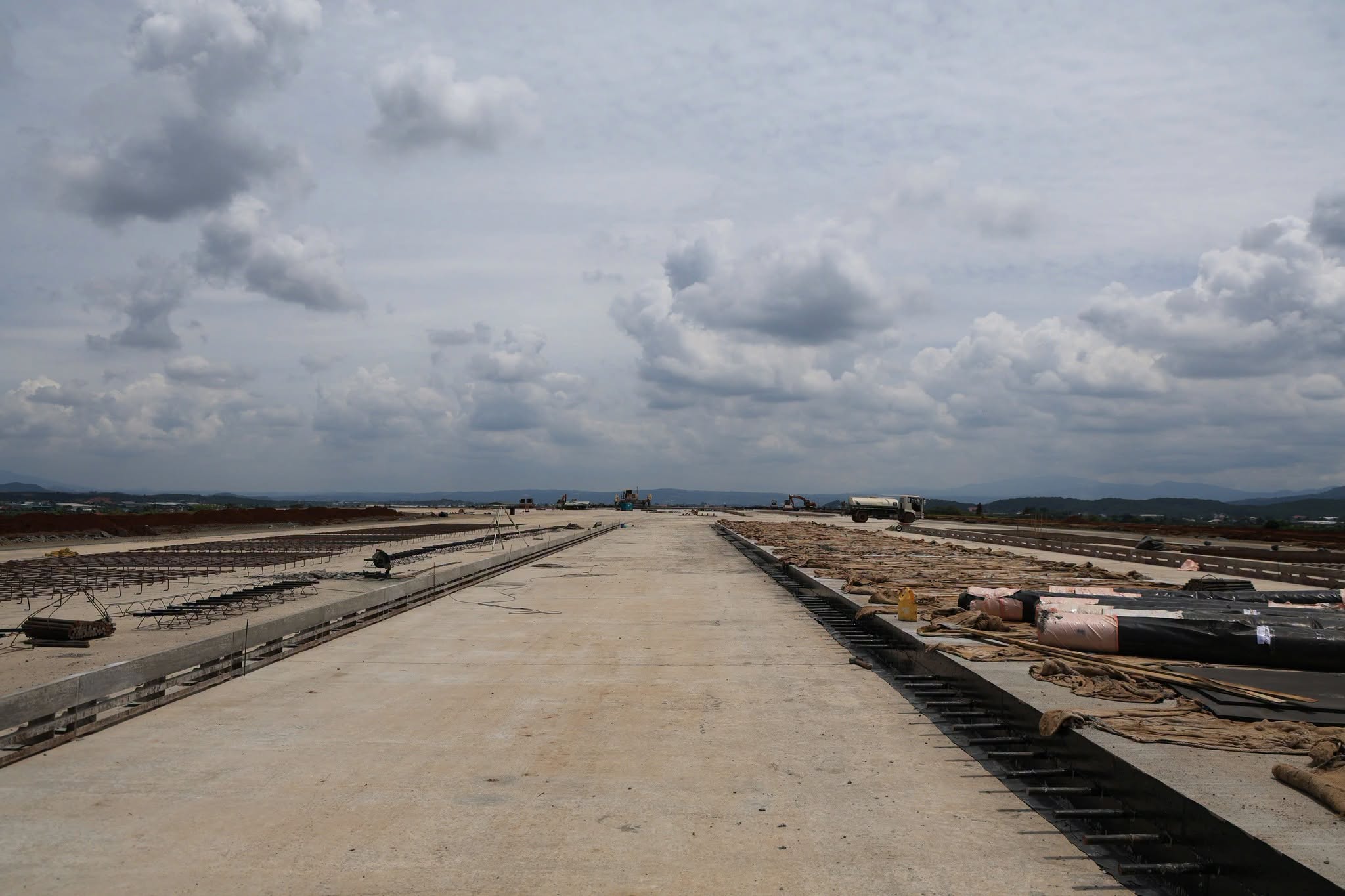 S&acirc;n bay Li&ecirc;n Khương l&agrave;m ng&agrave;y l&agrave;m đ&ecirc;m để sớm phục vụ 't&iacute;n đồ' m&ecirc; Đ&agrave; Lạt - Ảnh 9.