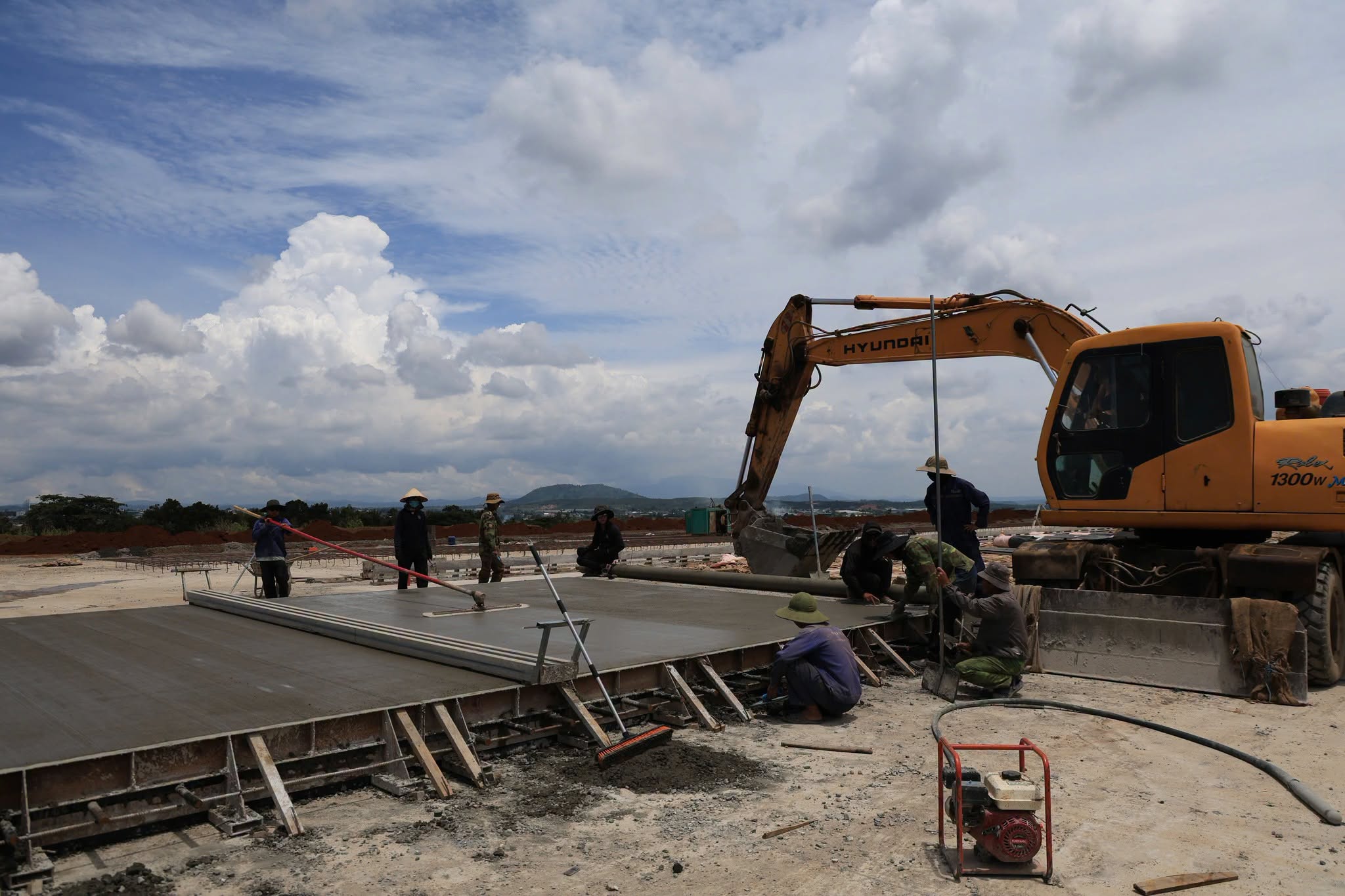 S&acirc;n bay Li&ecirc;n Khương l&agrave;m ng&agrave;y l&agrave;m đ&ecirc;m để sớm phục vụ 't&iacute;n đồ' m&ecirc; Đ&agrave; Lạt - Ảnh 5.