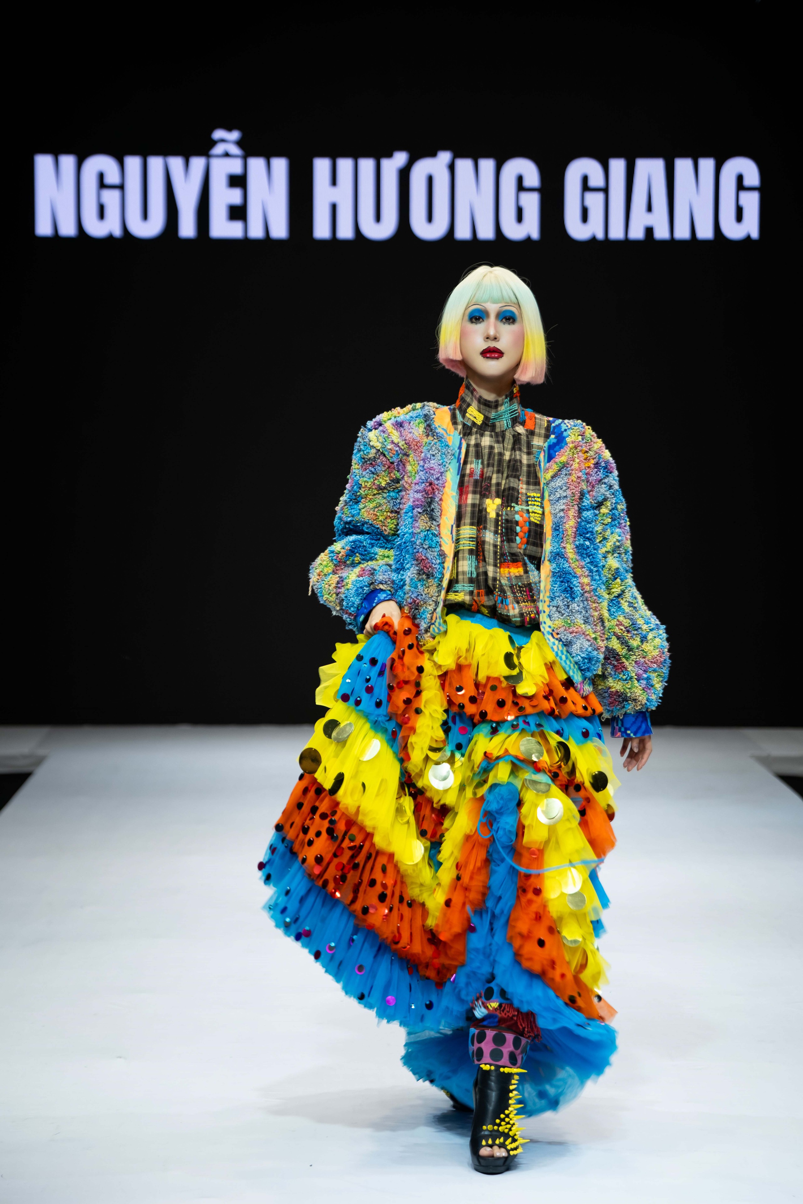 Kim Tuyến, Quỳnh Thy, Khổng Tú Quỳnh khoe sắc trên thảm đỏ 'Saigon Fashion Runway'- Ảnh 12.