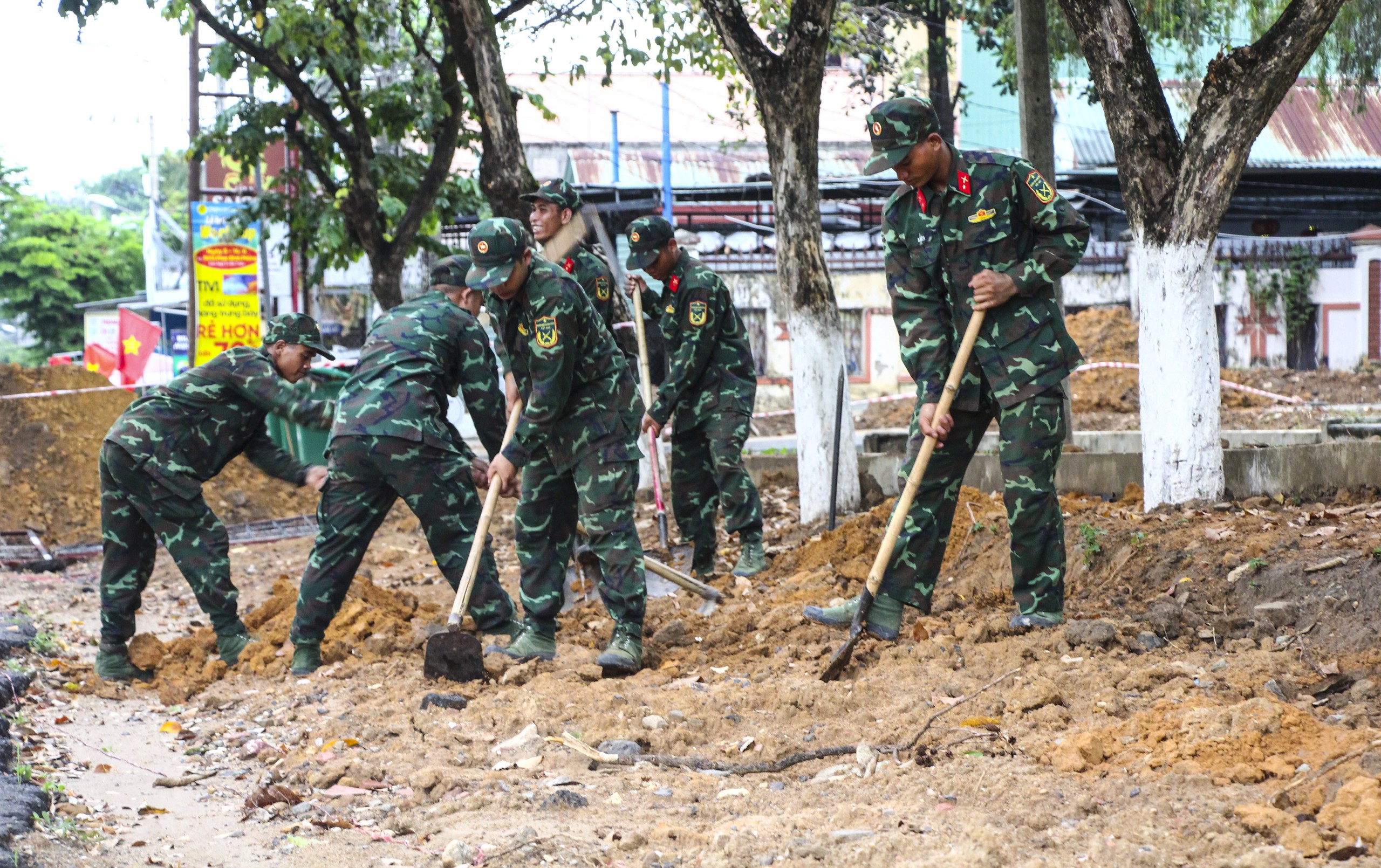 Quảng Ngãi: Phát hiện thêm hài cốt liệt sĩ trong khuôn viên nghĩa trang liệt sĩ- Ảnh 2.