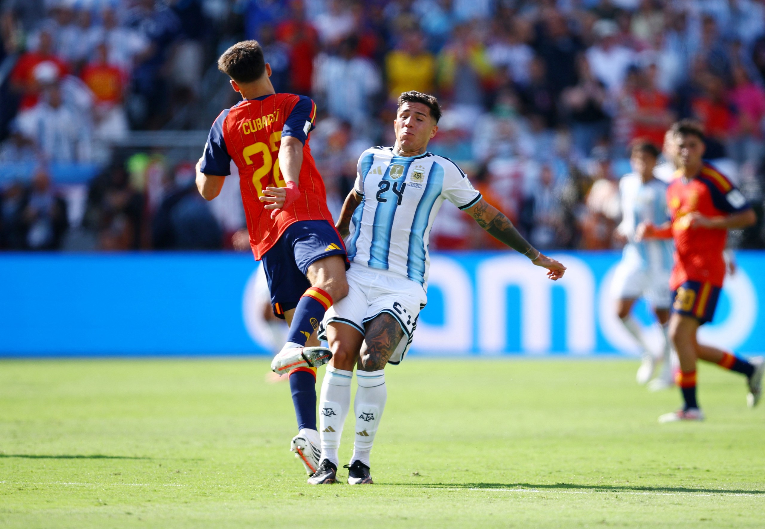 Argentina đối mặt với án phạt kép sau cảnh tượng đáng xấu hổ ở trận chung kết 1 Enzo Fernandez bị thẻ đỏ ở phút 90+3, phản ứng dữ dội rồi đá văng máy quay