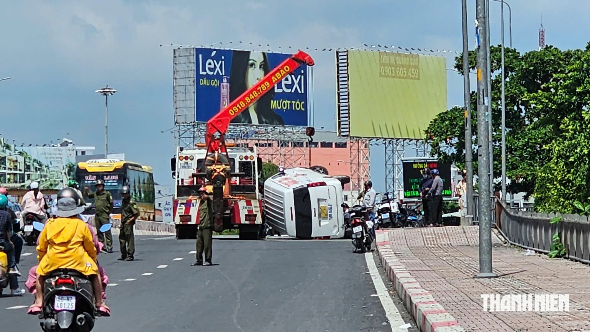 Lật ô tô trên cầu An Lạc: Tài xế bất ngờ nhảy xuống kênh - Ảnh 1.