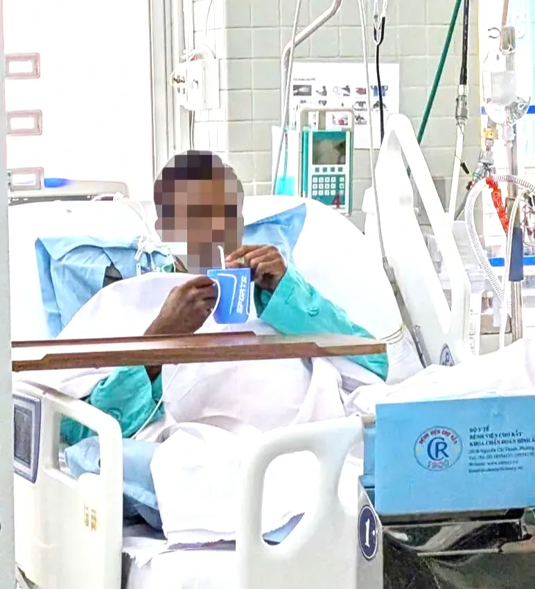 Bệnh nhân nặng nhất trong vụ lật ca nô ở Phú Quốc đã tự ăn uống được- Ảnh 1.