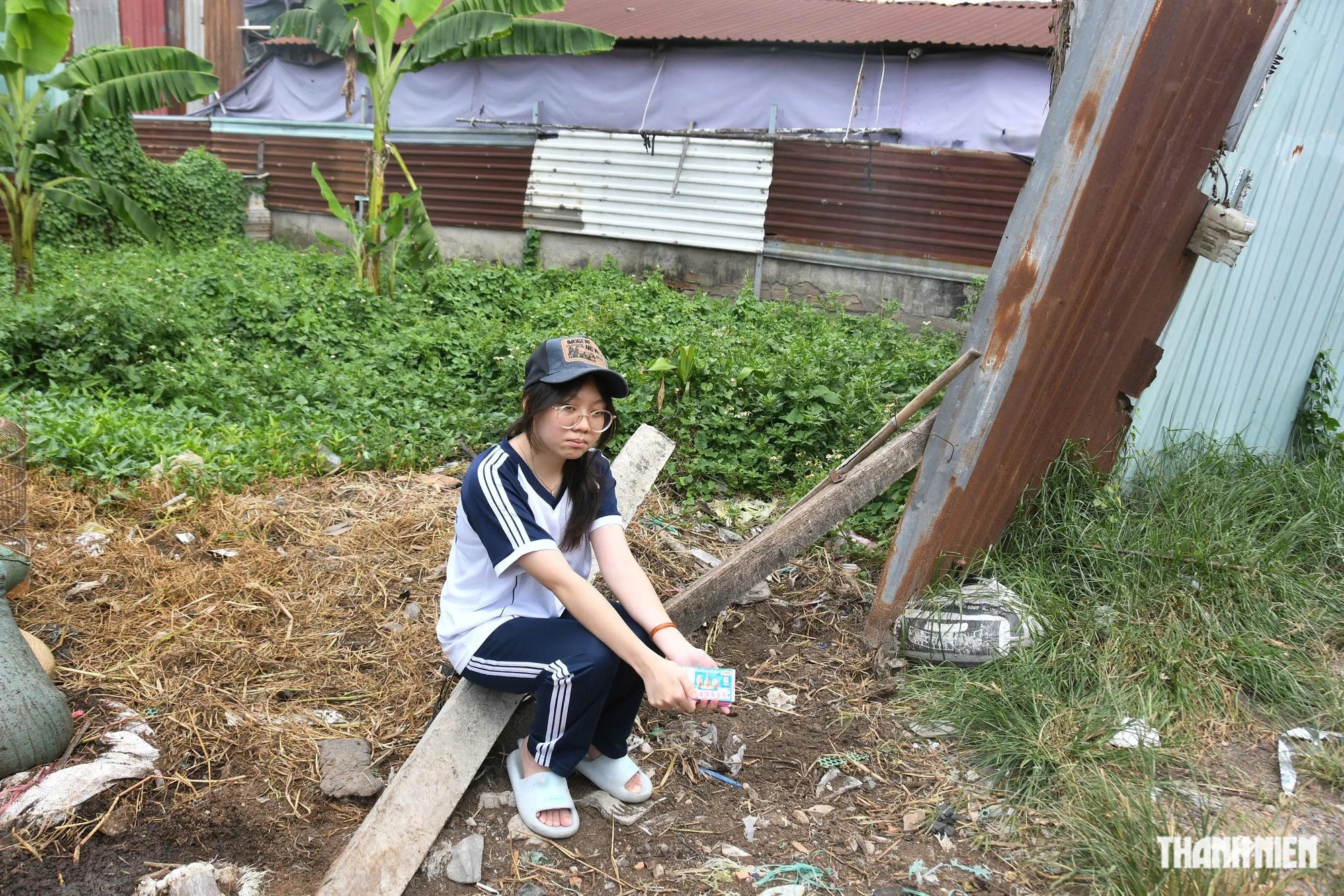 Xin giúp đỡ cô học trò mẹ mất, ba bệnh tật lang thang bán vé số - Ảnh 5.
