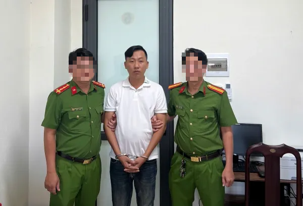 Công an tỉnh Cà Mau bắt bị can lừa đảo bằng chiêu đáo hạn ngân hàng- Ảnh 1.